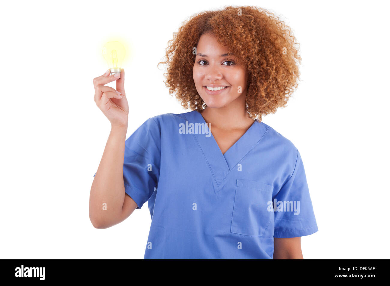 Afrikanische amerikanische Krankenschwester mit einer Glühbirne, isoliert auf weißem Hintergrund - schwarze Menschen Stockfoto