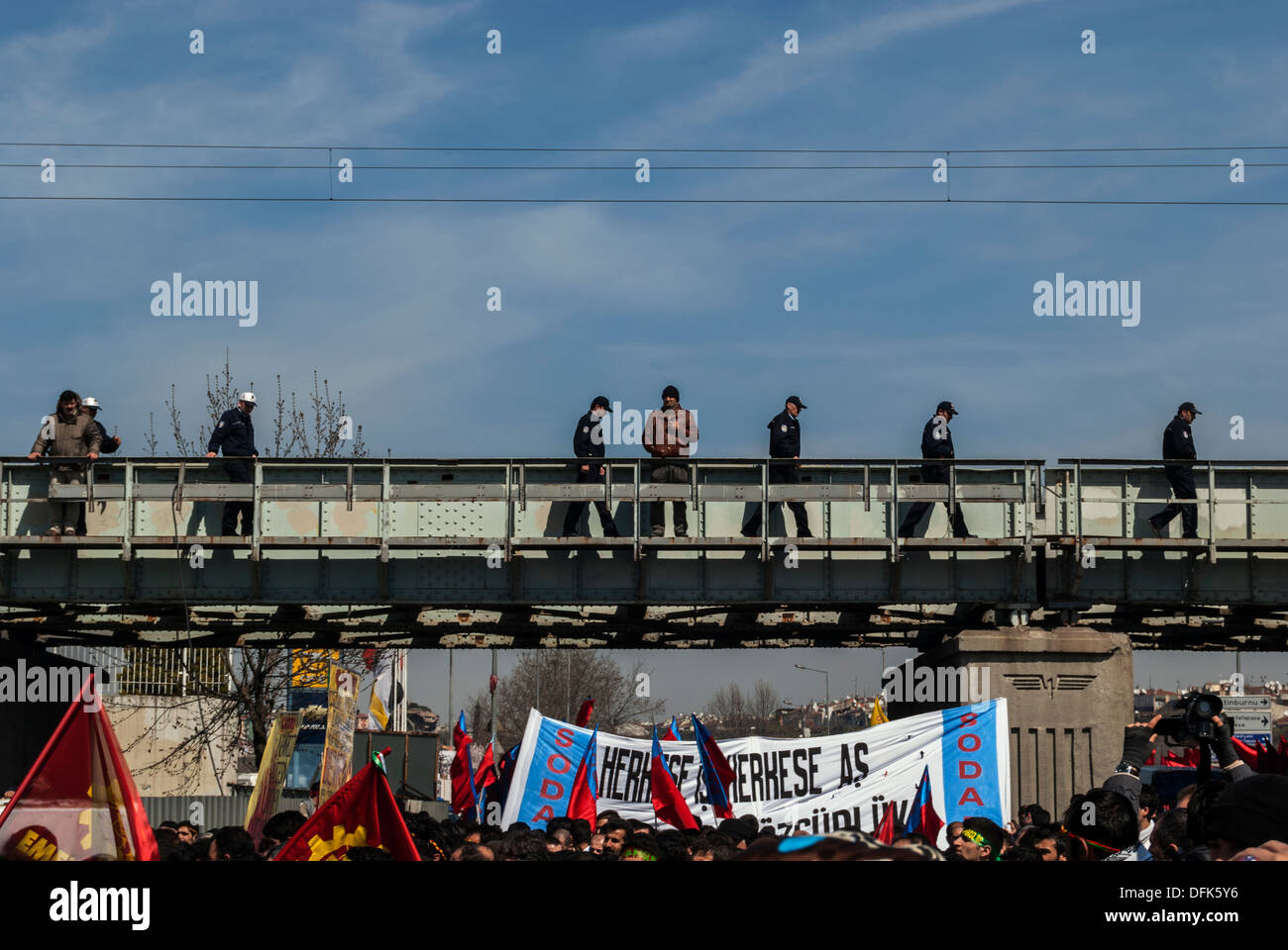 Kurdische Menschen versammelt, um Newroz in Istanbul, Türkei, 21. März 2009 feiern. Stockfoto