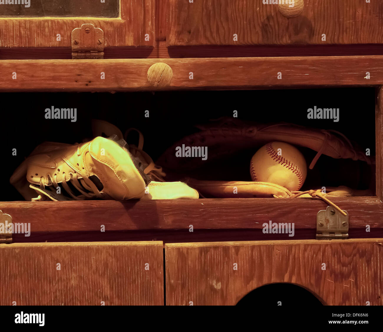 Eine alte Baseball, Handschuh und Cleeks in einem rustikalen Schrank gelagert. Stockfoto