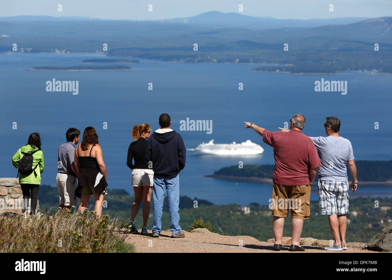 Touristen auf dem Gipfel des Cadillac Mountain, Acadia National Park, Maine, USA Stockfoto