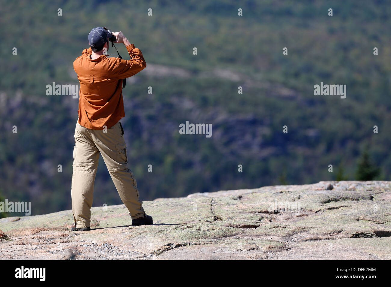Ein Mann nimmt in der Sicht vom Gipfel des Cadillac Mountain, Acadia National Park, Maine, USA Stockfoto
