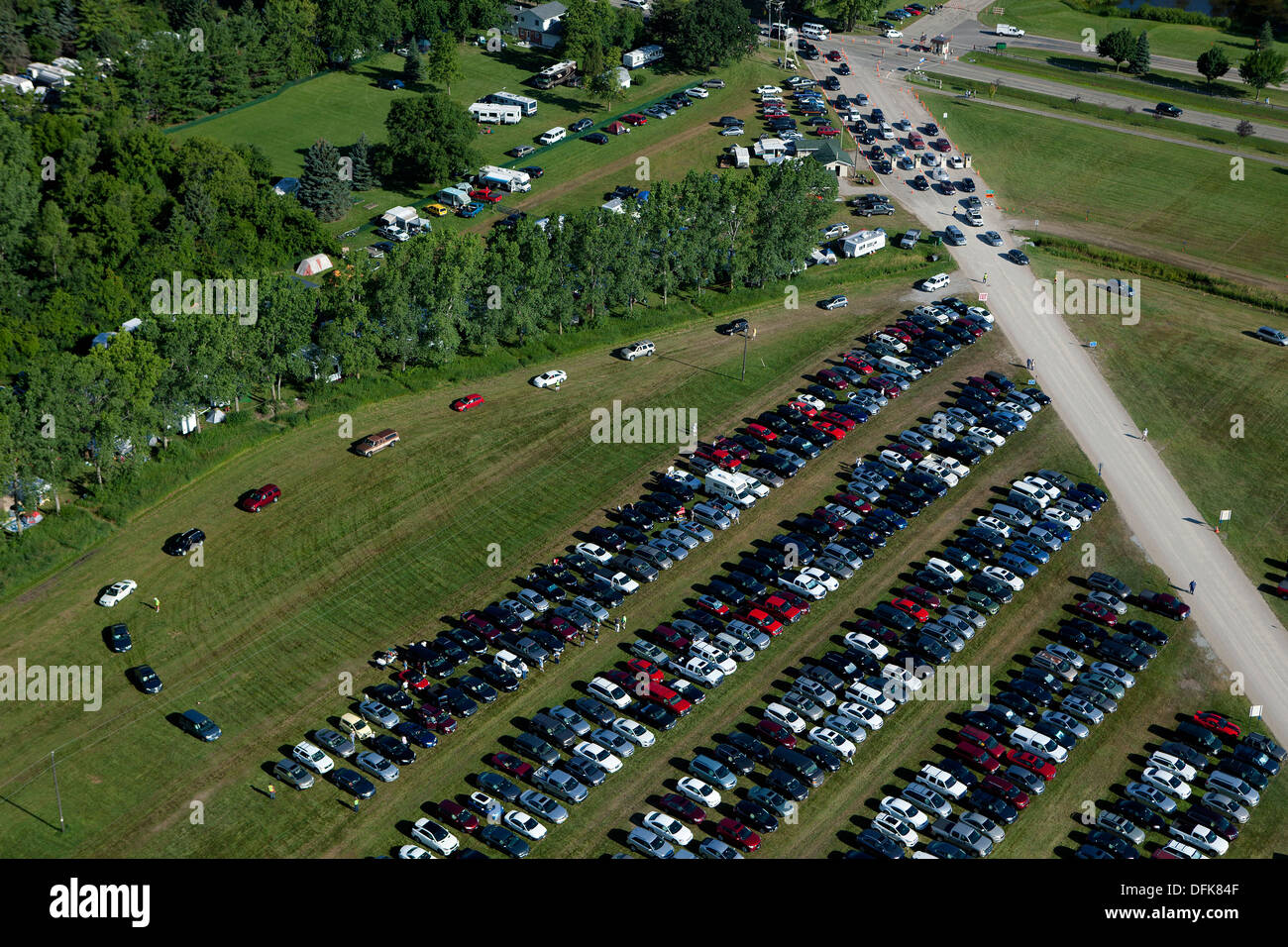 Luftaufnahme Autos parken AirVenture 2013, Experimental Aircraft Association, Oshkosh, Wisconsin Stockfoto