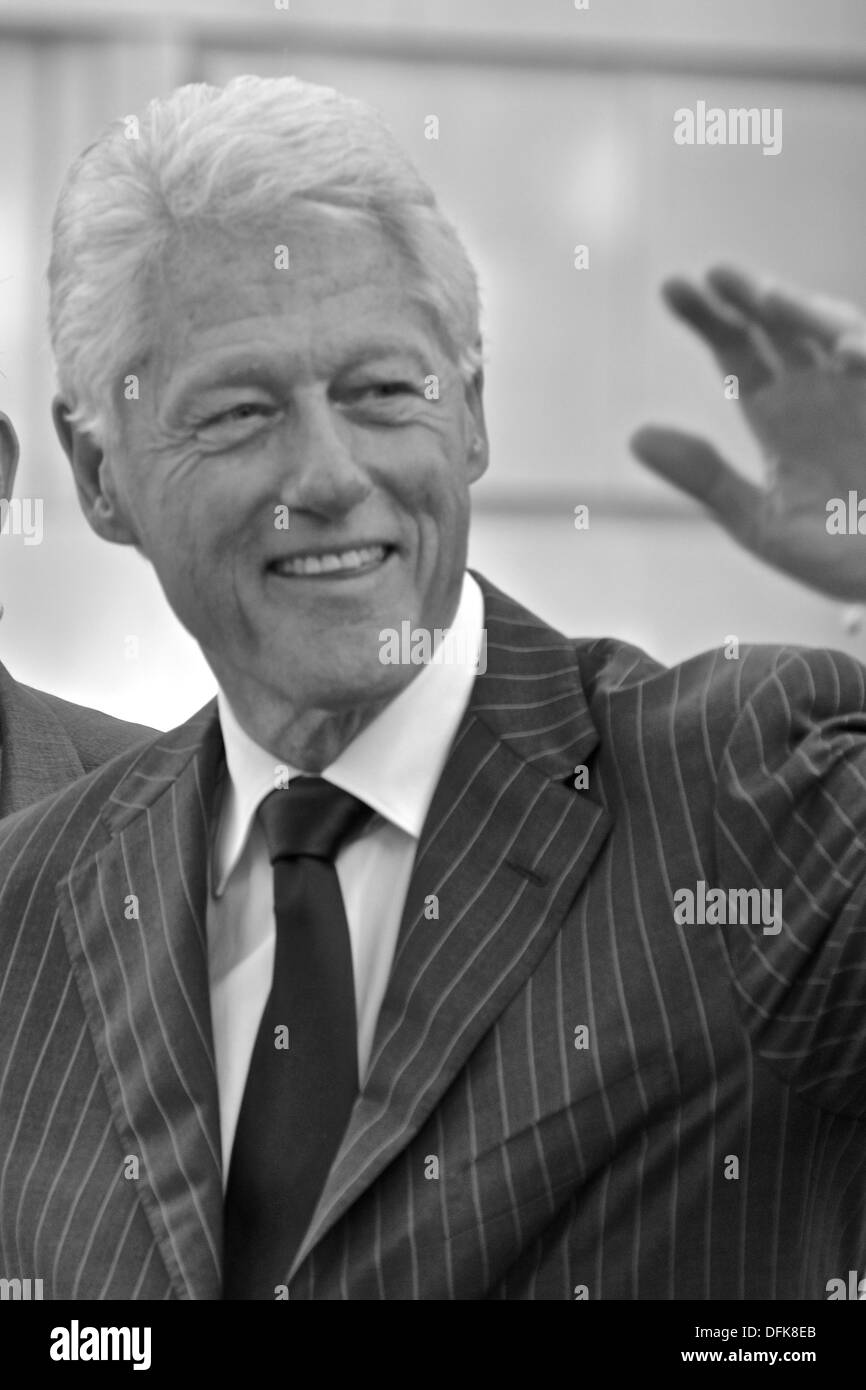 New Haven, Connecticut, USA. 5. Oktober 2013. Am Samstag trat Bill Clinton Hillary Rodham Clinton an der Yale Law School. Mrs. Clinton nahm eine Auszeichnung an ihrer Alma Mater, wo sie vor 40 Jahren absolvierte. 5. Oktober 2013 Credit: Visuelle & schriftliche SL/Alamy Live-Nachrichten Stockfoto