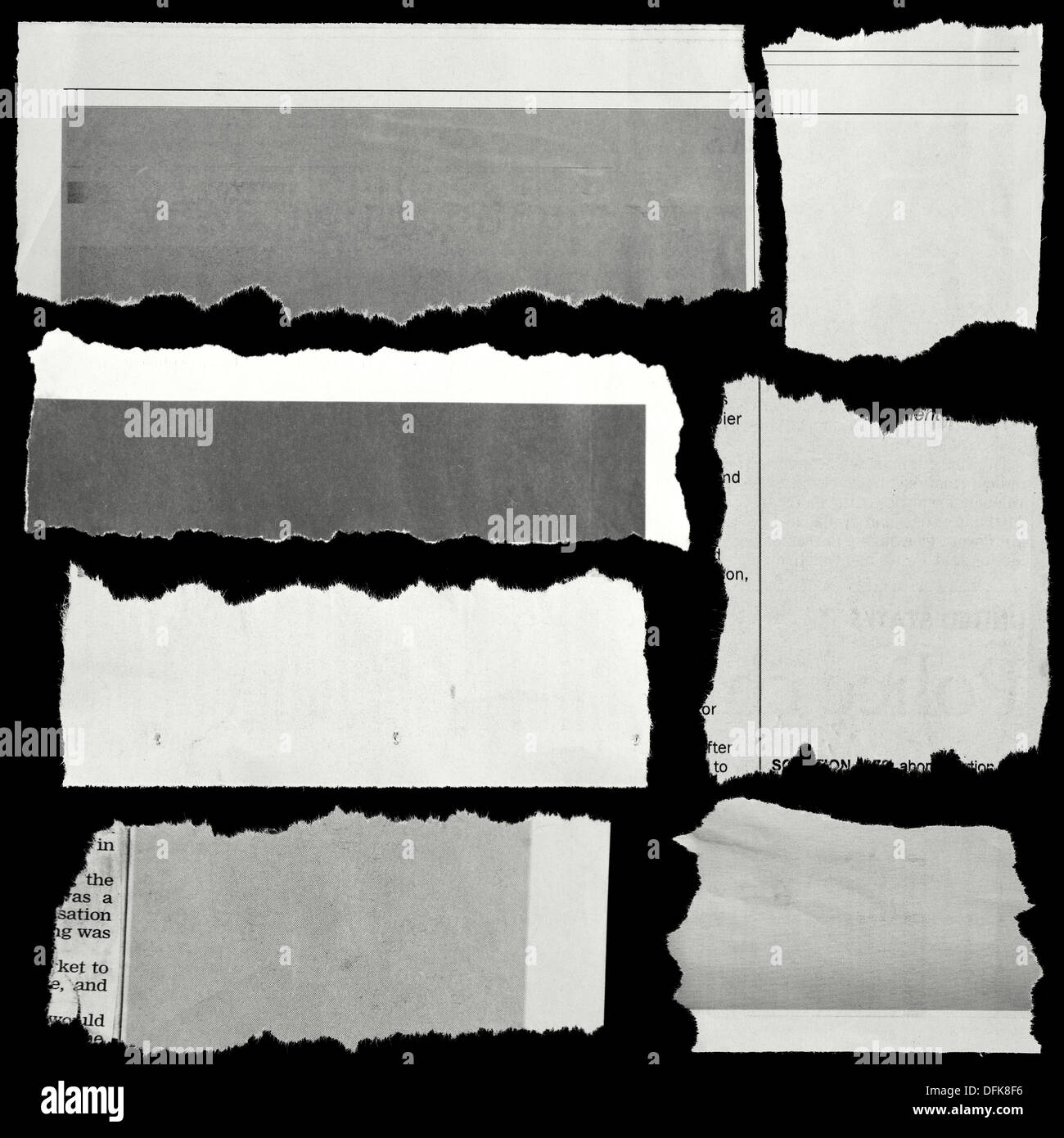 Stück zerrissenes Papier auf schwarz. Textfreiraum Stockfoto