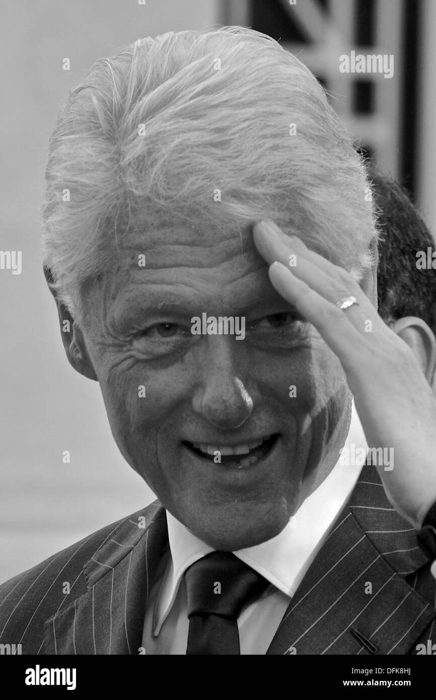 New Haven, Connecticut, USA. 5. Oktober 2013. Am Samstag trat Bill Clinton Hillary Rodham Clinton an der Yale Law School. Mrs. Clinton nahm eine Auszeichnung an ihrer Alma Mater, wo sie vor 40 Jahren absolvierte. 5. Oktober 2013 Credit: Visuelle & schriftliche SL/Alamy Live-Nachrichten Stockfoto