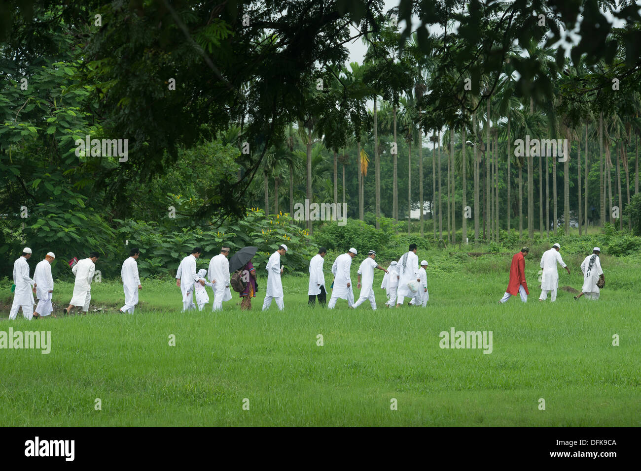 Maidan Kolkata, grün, Wiese, Kleid rote Menschen in weiß marschieren Stockfoto