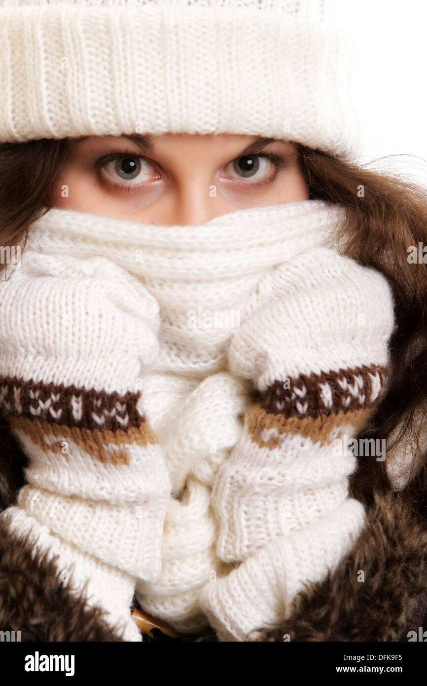 Winter Mode Portrait schöne Frau in warme Kleidung im Hut Schalldämpfer Stockfoto