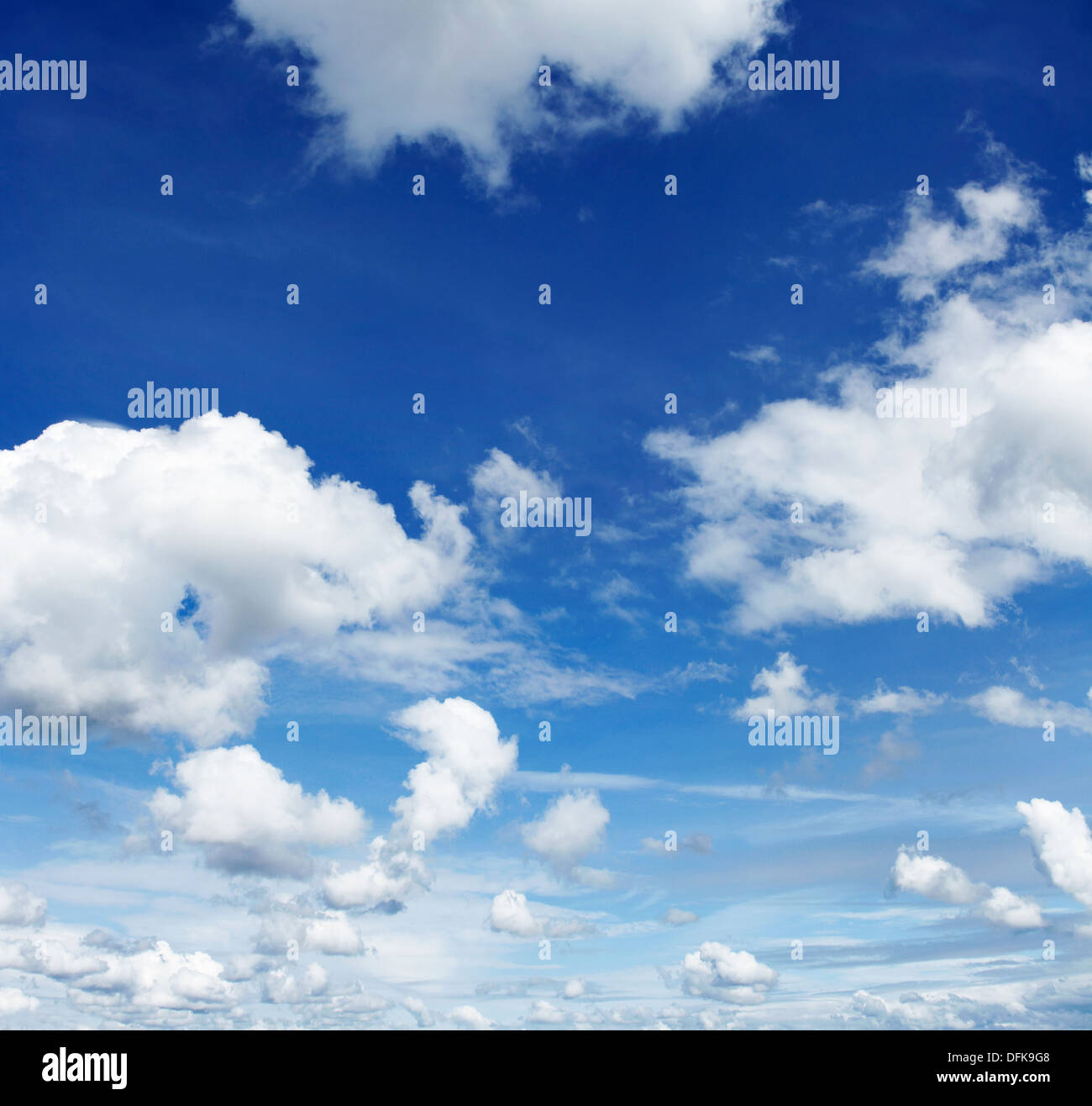 Weiße Wolken am blauen Himmel. Große Hi-Res-Datei. Stockfoto