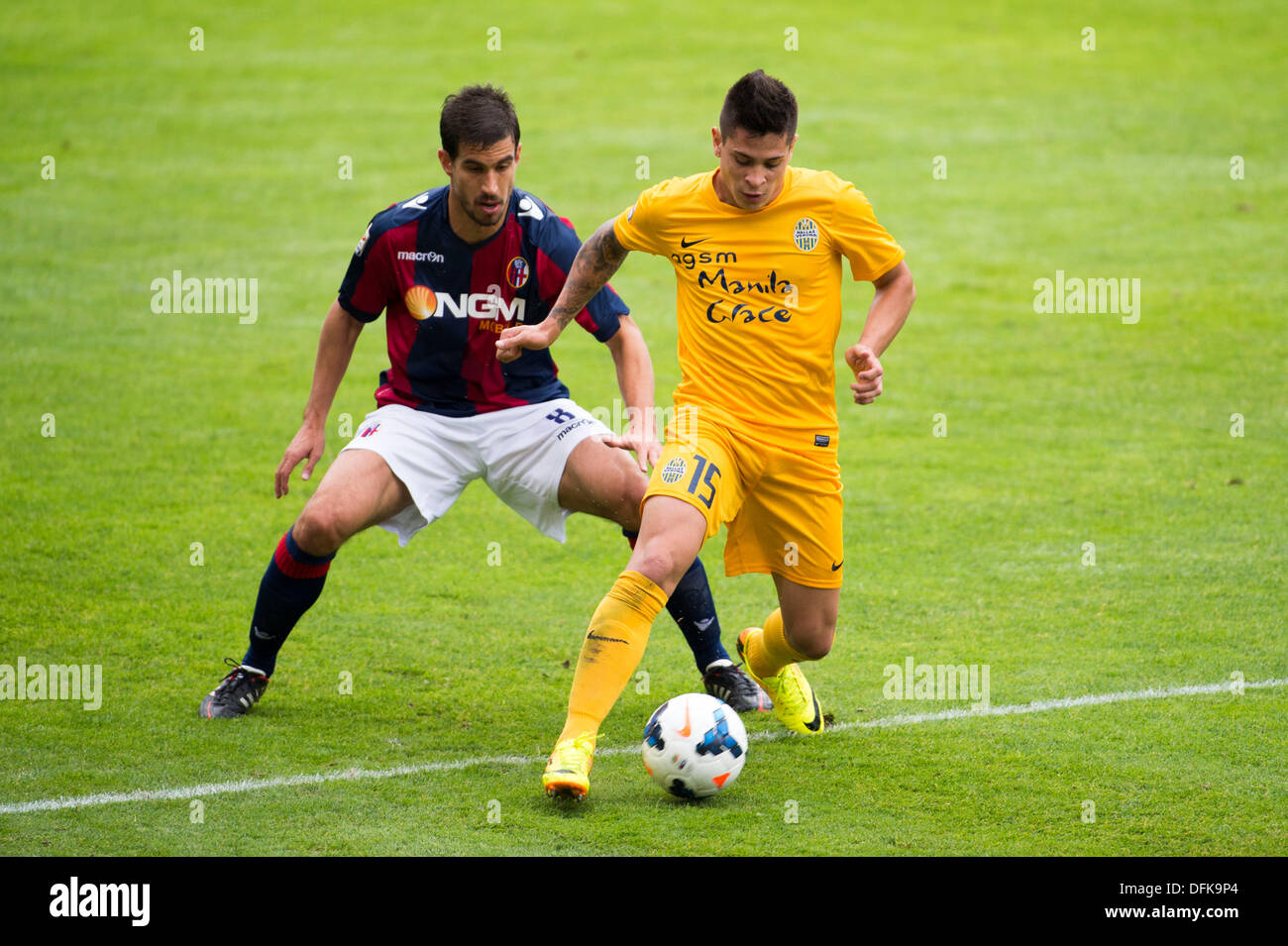 Bologna, Italien. 5. Oktober 2013. György Garics (Bologna), Juan Manuel Iturbe Arevalos (Hellas) Football / Soccer: italienische "Serie A" match zwischen Bologna 1-4 Hellas Verona FC Renato dall-Stadion in Bologna, Italien. Bildnachweis: Maurizio Borsari/AFLO/Alamy Live-Nachrichten Stockfoto