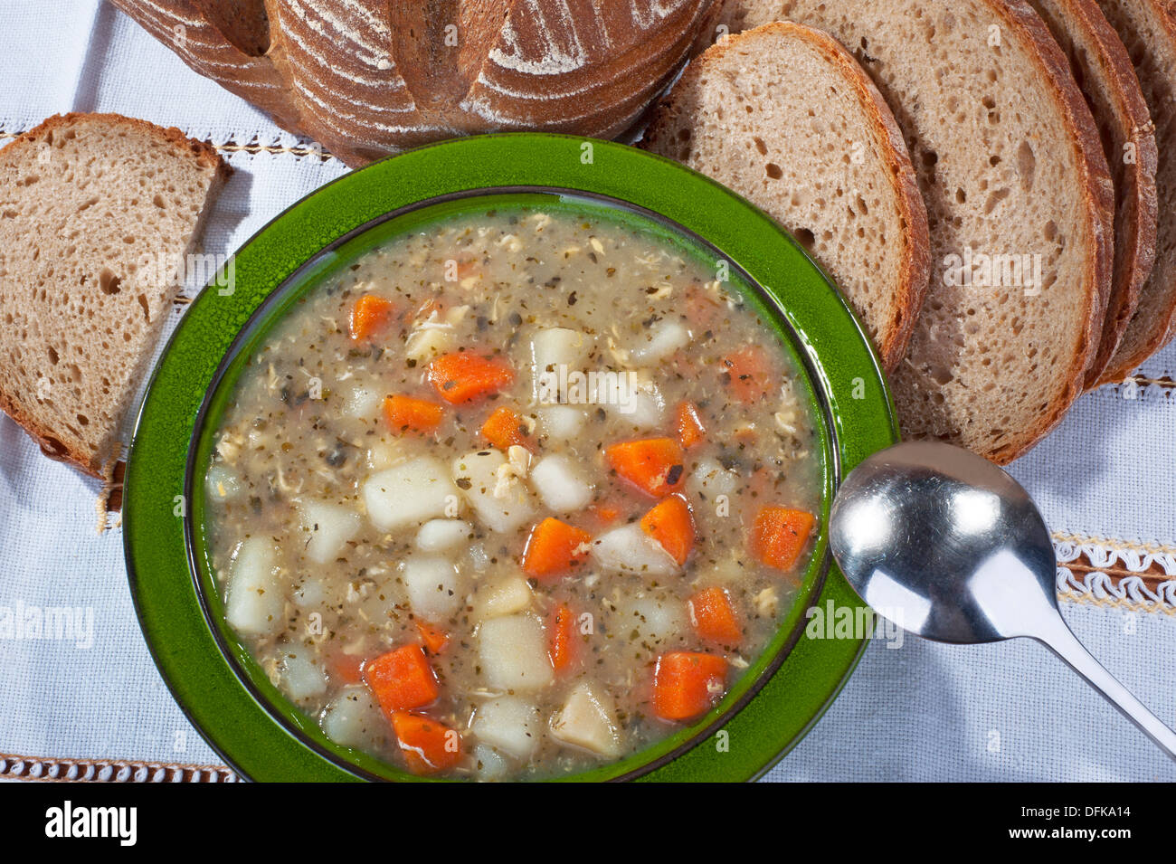 Suppe - hausgemachte Kartoffel Suppe mit Karotten und Brot Stockfoto