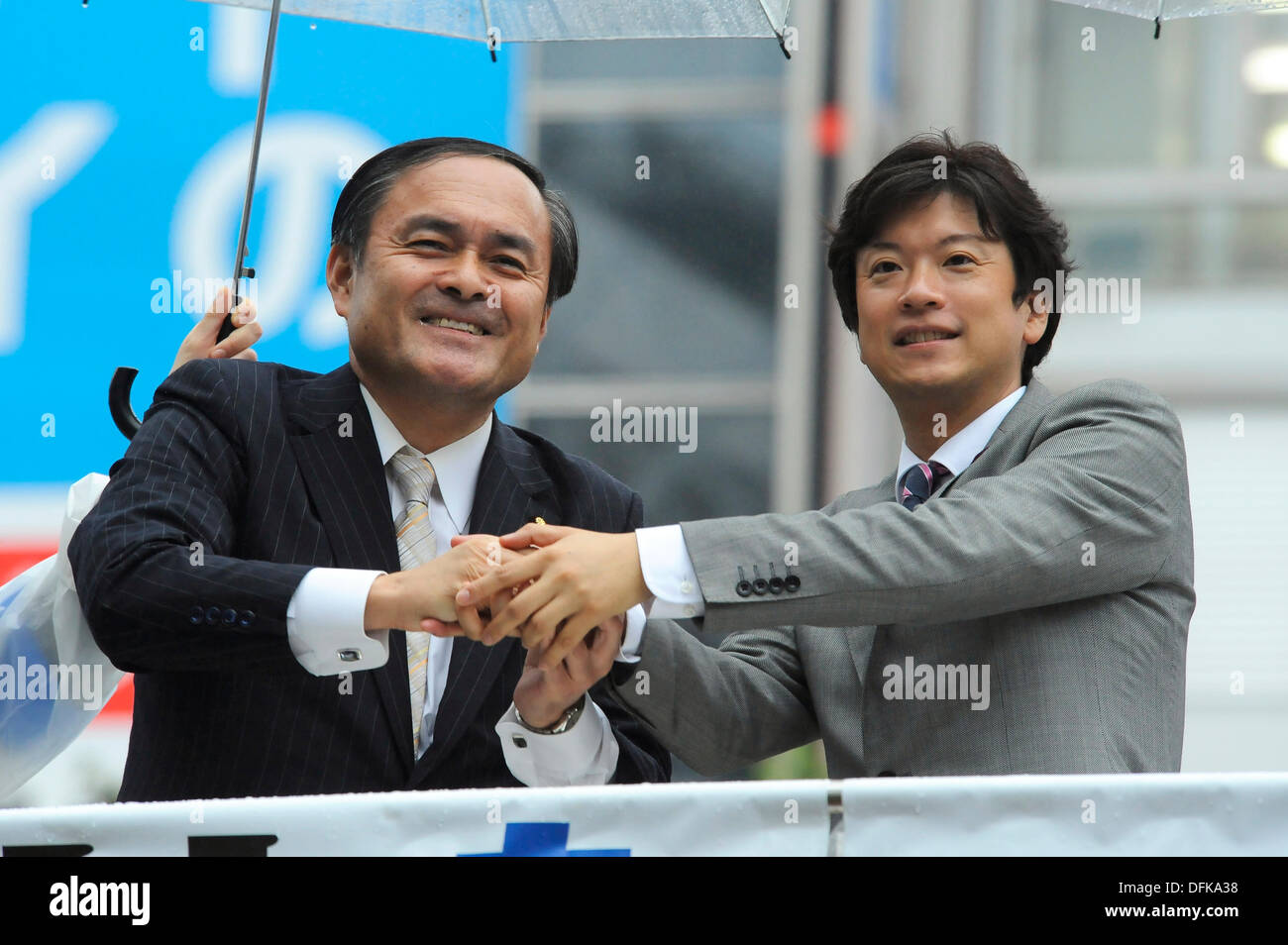 Tokio, Japan. 5. Oktober 2013. Taiga Ishikawa, ein Mitglied der Assemblée Toshima Ward von der Sozialdemokratischen Partei oder SDP, rechts und Tadatomo Yoshida, Mitglied des House of Councilors von SDP, links, schüttelten sich die Hände nach ihren Ansprachen für die Partei Führer Wahl nächste Woche am Bahnhof Shibuya, Shibuya, Tokyo, Japan am 5. Oktober 2013. Bildnachweis: Koichiro Suzuki/AFLO/Alamy Live-Nachrichten Stockfoto