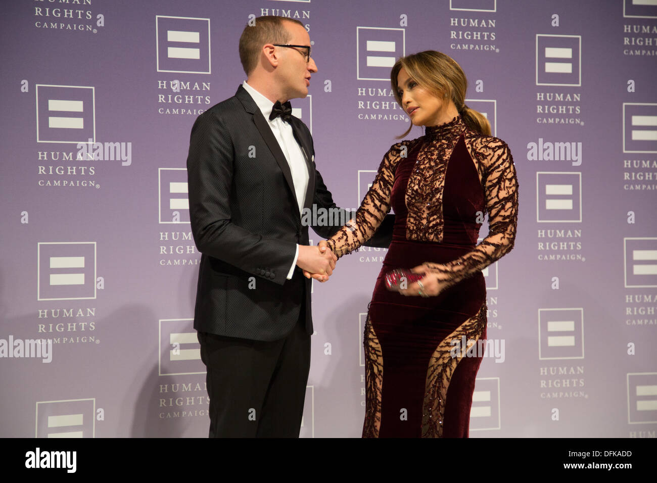 Washington DC, USA. 5. Oktober 2013 im Walter E. Washington Convention Center in Washington, DC. Jennifer Lopez wurde mit den Verbündeten für Equality Award ausgezeichnet. Jennifer Lopez ist auch der executive Producer auf ABC Family Show fördert in der siebzehnten Menschenrechte Kampagne nationalen Jahresessen Stockfoto