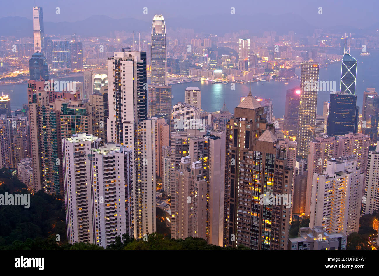 Nachtansicht über den Wolkenkratzern in Central District und über den Victoria Harbour, Kowloon, Hong Kong Stockfoto