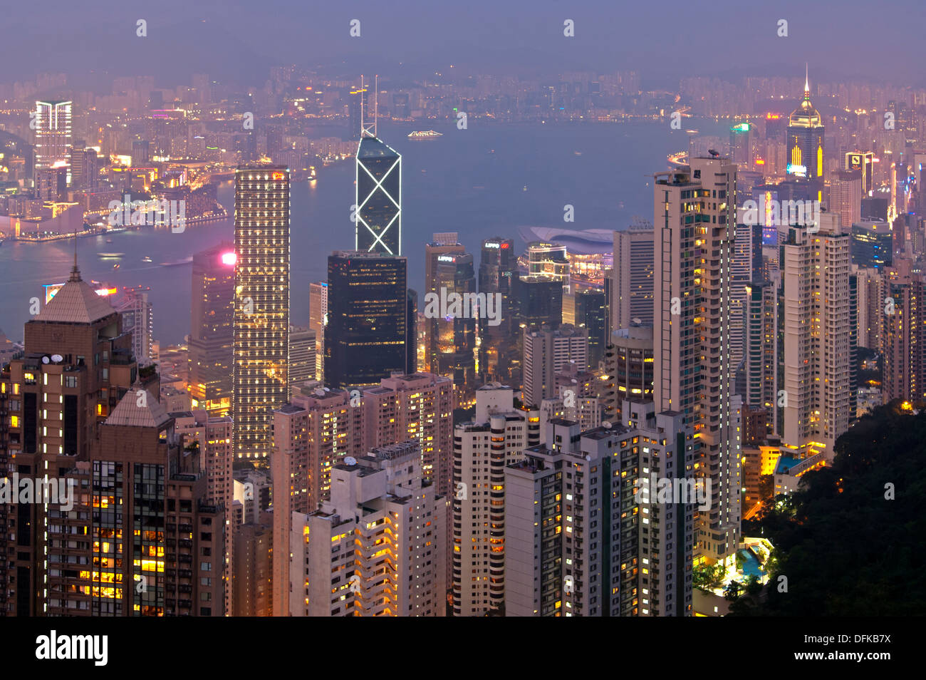 Nachtansicht über den Wolkenkratzern in Central District und über den Victoria Harbour, Kowloon, Hong Kong Stockfoto