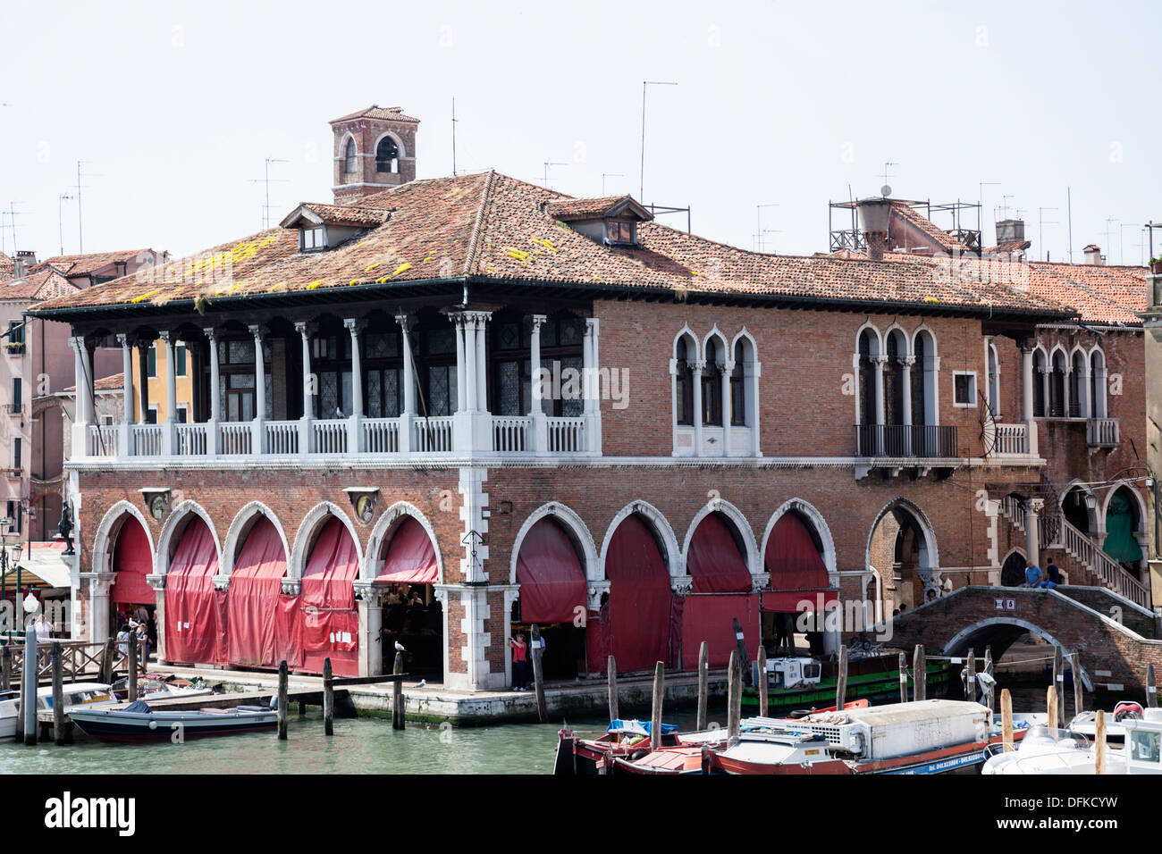 Ein Blick auf die überdachte Fischmarkt zurück, in der Nähe der Rialto Brücke in Venedig. Vue Sur l'Arrière du Marché Aux Poissons, À Venise. Stockfoto