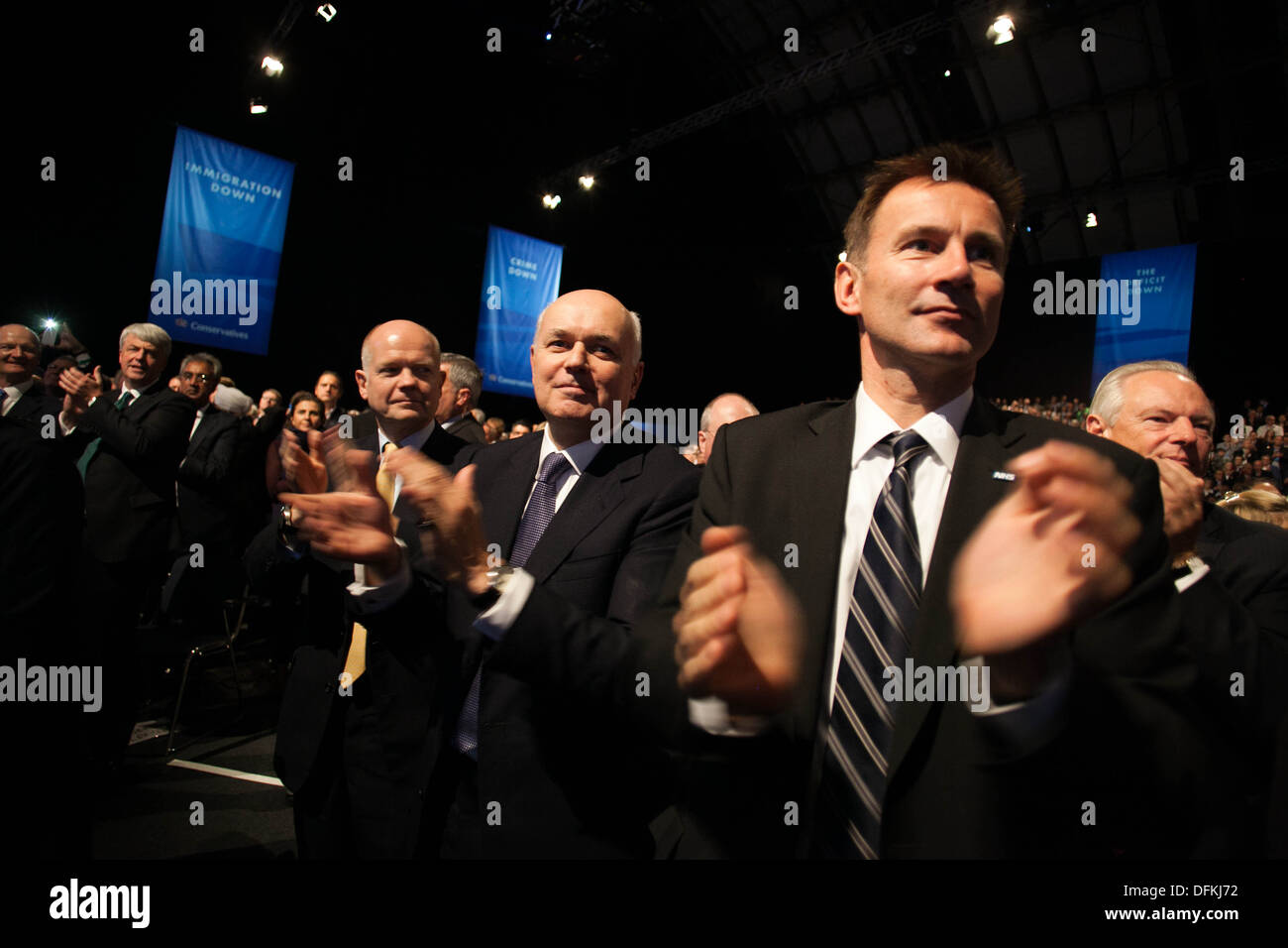 William Hague, Iain Duncan Smith und Jeremy Hunt watch David Camerons Rede am Parteitag der Konservativen in Manchester Stockfoto
