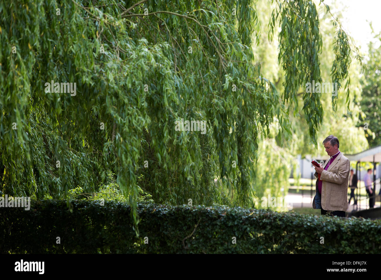 Kirche von ENGLAND allgemeine Synode UNIVERSITY OF YORK allgemeine Aufnahme eines Mannes auf einem smartphone Stockfoto