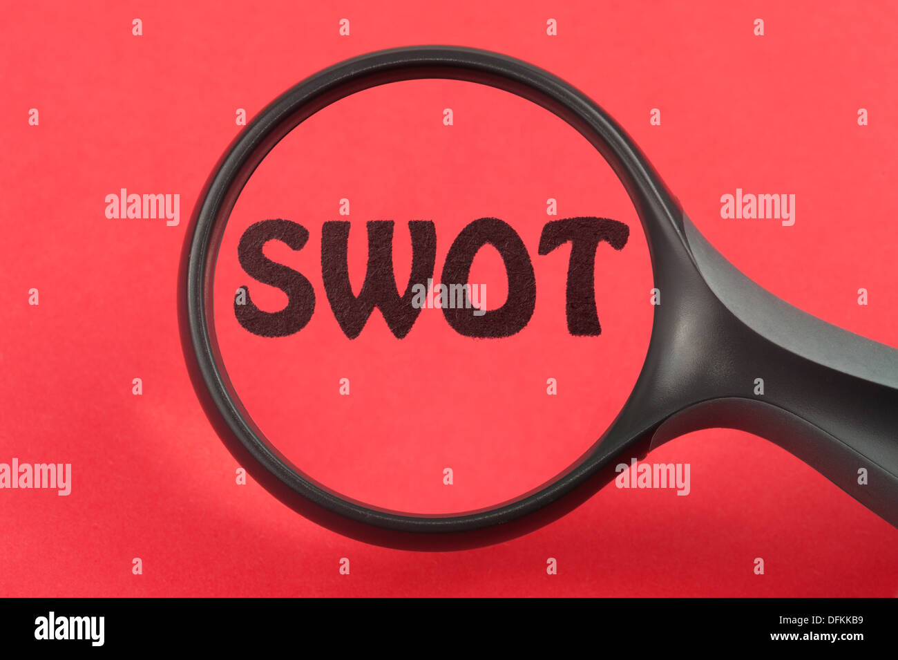 Mit Hilfe einer Lupe SWOT Unternehmens analysieren Stockfoto