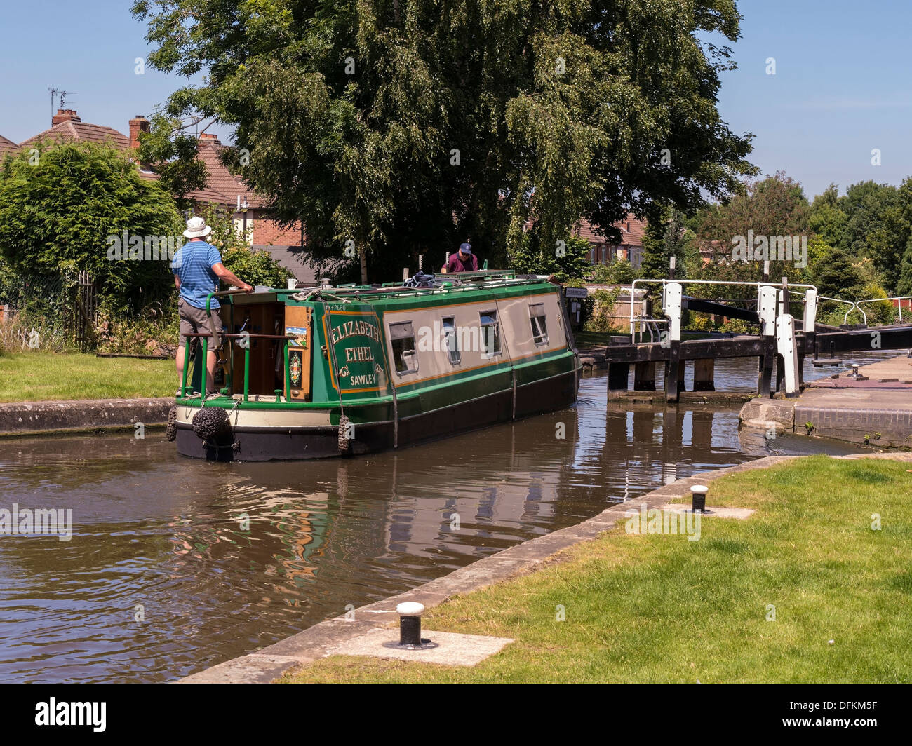 Narrowboat Eingabe Loughborough Schleuse Nr. 53 auf der Grand Union Canal, Loughborough, Leicestershire, England, UK Stockfoto