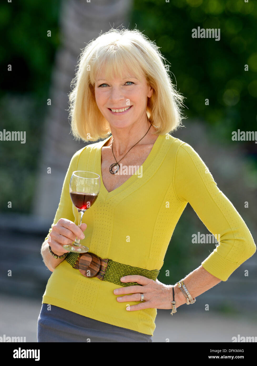 Wein-Kritiker und TV-Persönlichkeit Jilly Goolden. Im Jahr 2013 ins Leben gerufen Jilly The Wine Room eine Weinprobe Erfahrung in Sussex. Stockfoto