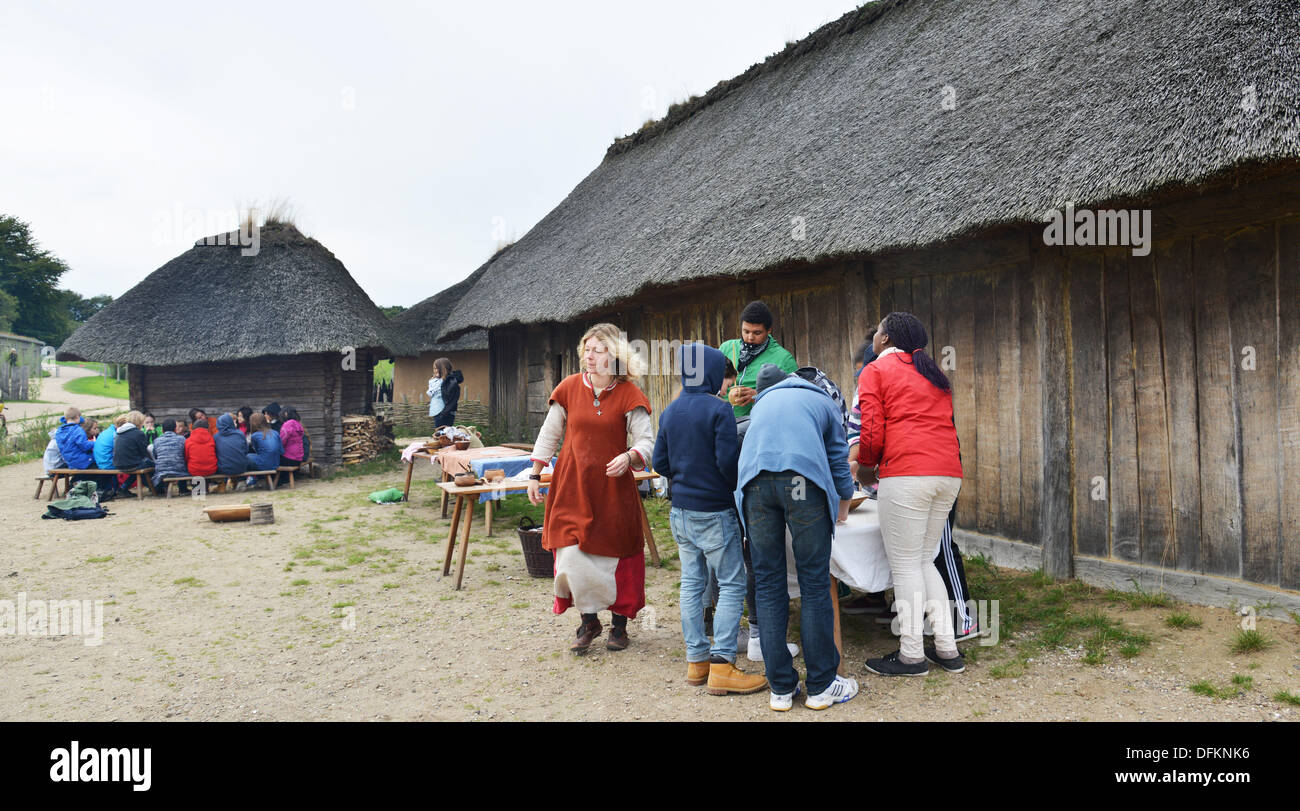 Das Leben der Wikinger ist vor mehr als 1.000 Jahren Gegenstand ein beeindruckendes Museum mit einem Nachbau des ein Wikingerdorf. Touristen und Studenten deutlich über der Vergangenheit informiert werden. | Stockfoto