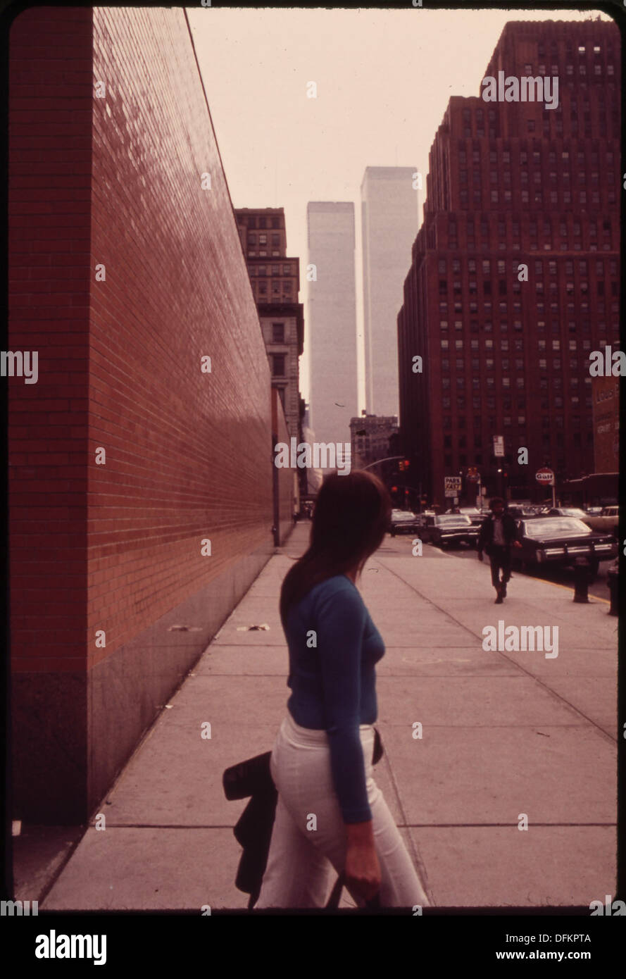 Ein Blick nach Süden auf den West Broadway in Richtung der Türme des World Trade Center, auf dem die berühmte Skyline von New York City vor den Angriffen vom 11. September 2001 dargestellt wird. Stockfoto