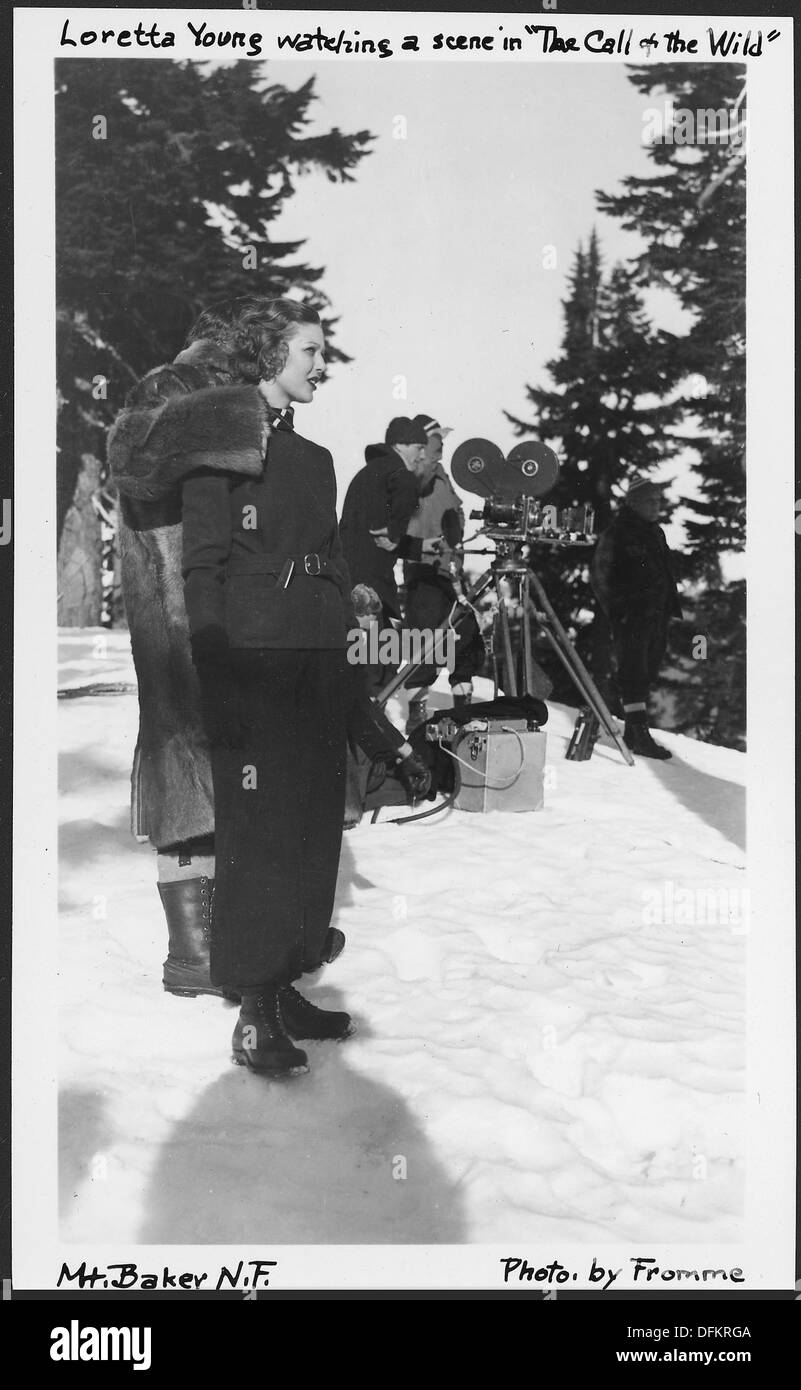 Loretta Young sieht eine Szene aus dem Film The Call of the Wild im Mount Baker National Forest aus dem Jahr 1935. Die berühmte Schauspielerin war an der Produktion beteiligt, die Freiluftszenen und Naturlandschaften zeigte. Stockfoto