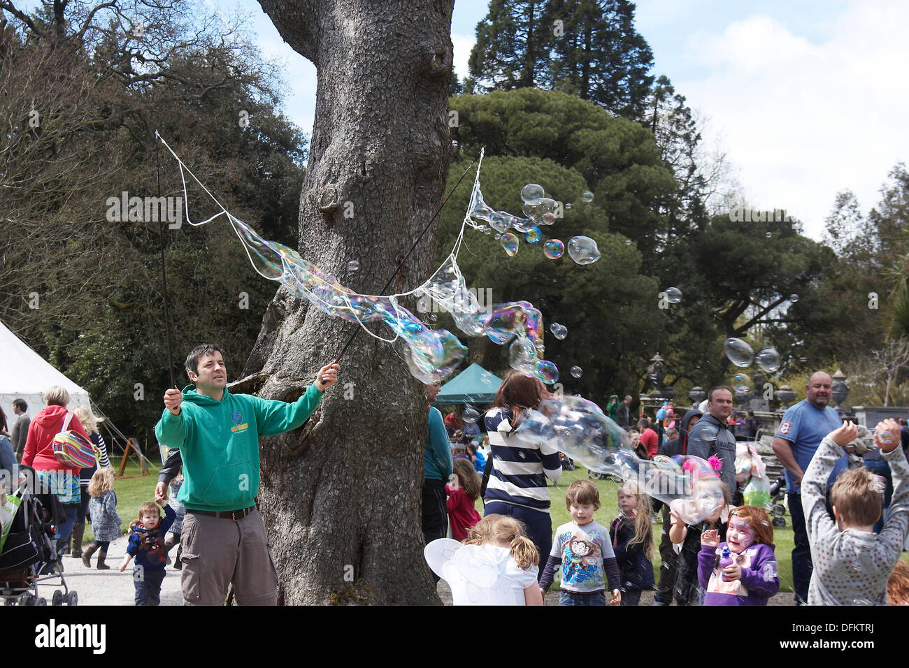 Man Luftblasen machen unterhaltsame Kindern in Margam Park, South Wales UK. Stockfoto