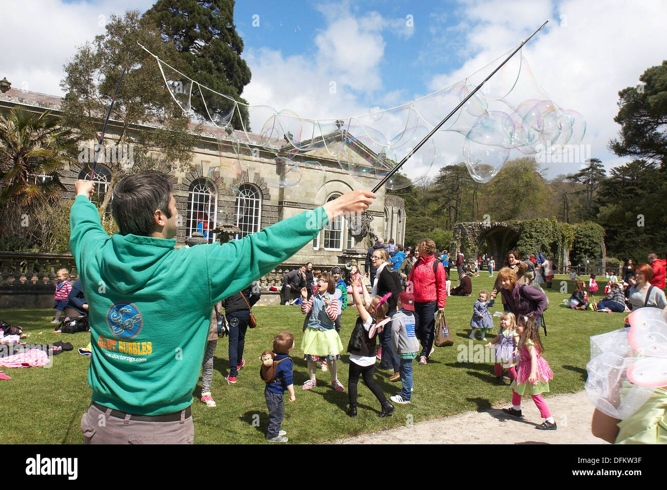 Man Luftblasen machen unterhaltsame Kindern in Margam Park, South Wales UK. Stockfoto
