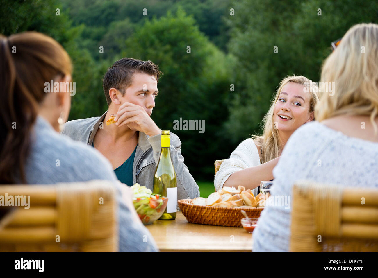 Junge Freunde genießen Mahlzeit im Garten-party Stockfoto
