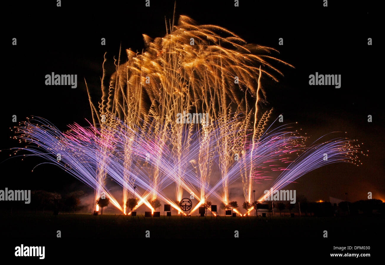 Southport, England. 6. Oktober 2013. Feuerwerk-Eintrag aus Sicherung Feuerwerk für die britische musikalischen Feuerwerk-Meisterschaft. Bildnachweis: Sue Burton/Alamy Live-Nachrichten Stockfoto