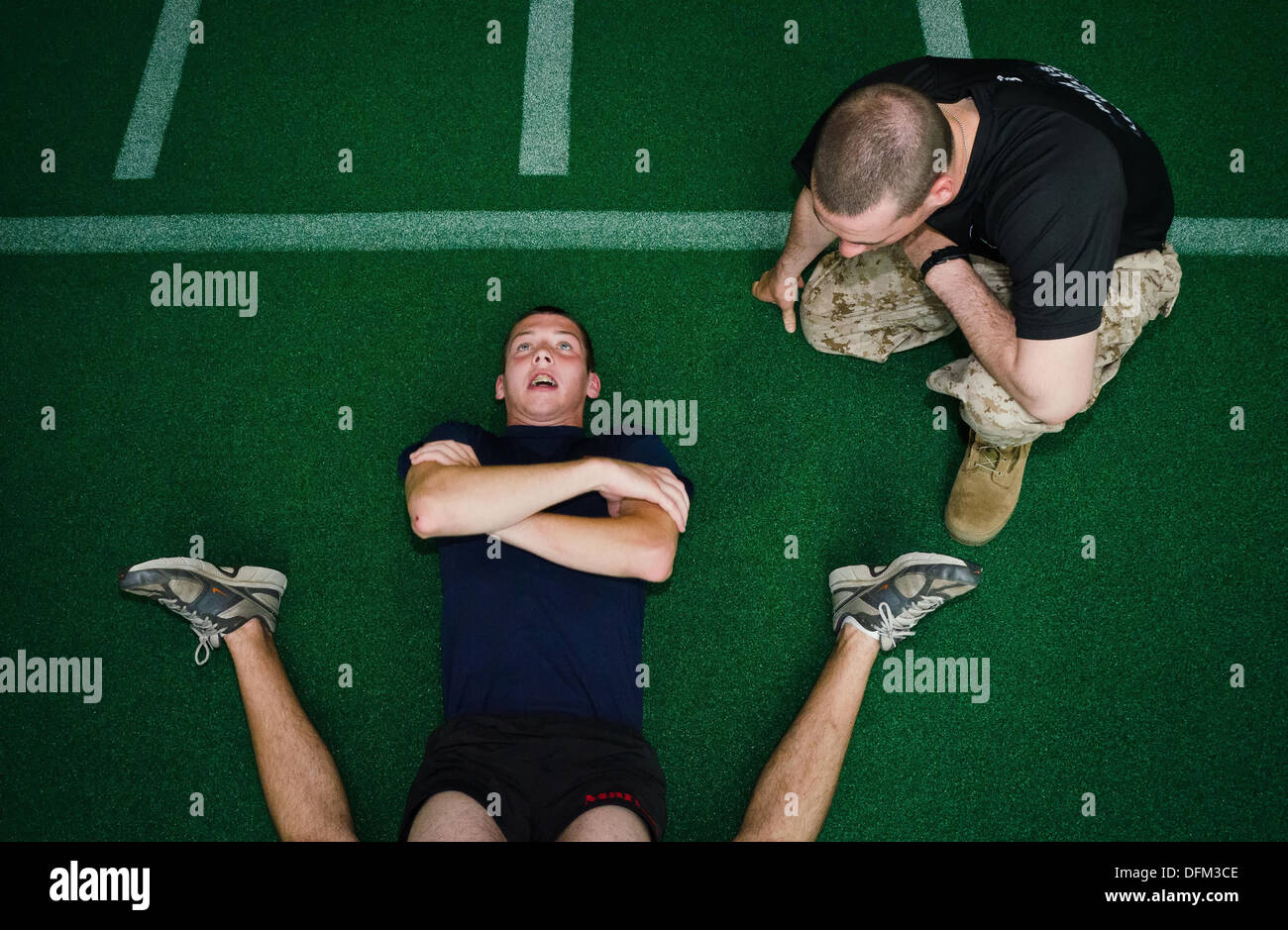 Ein US-Marine Corps Drill Instructor motiviert ein Rekrut bei körperlichem Training Tests an der US Naval Academy 14. Mai 2013 in in Annapolis, Maryland. Stockfoto