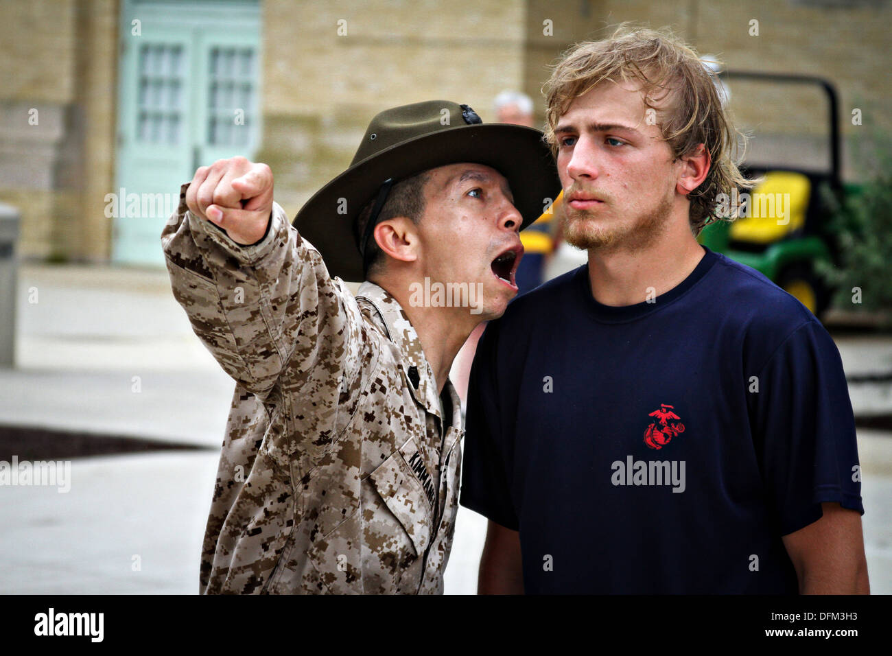 Ein US-Marine Corps Drill Instructor motiviert ein Rekrut von Marine Corps Recruiting Station Baltimore bei körperlichem Training Tests an der US Naval Academy 11. Mai 2013 in in Annapolis, Maryland. Stockfoto