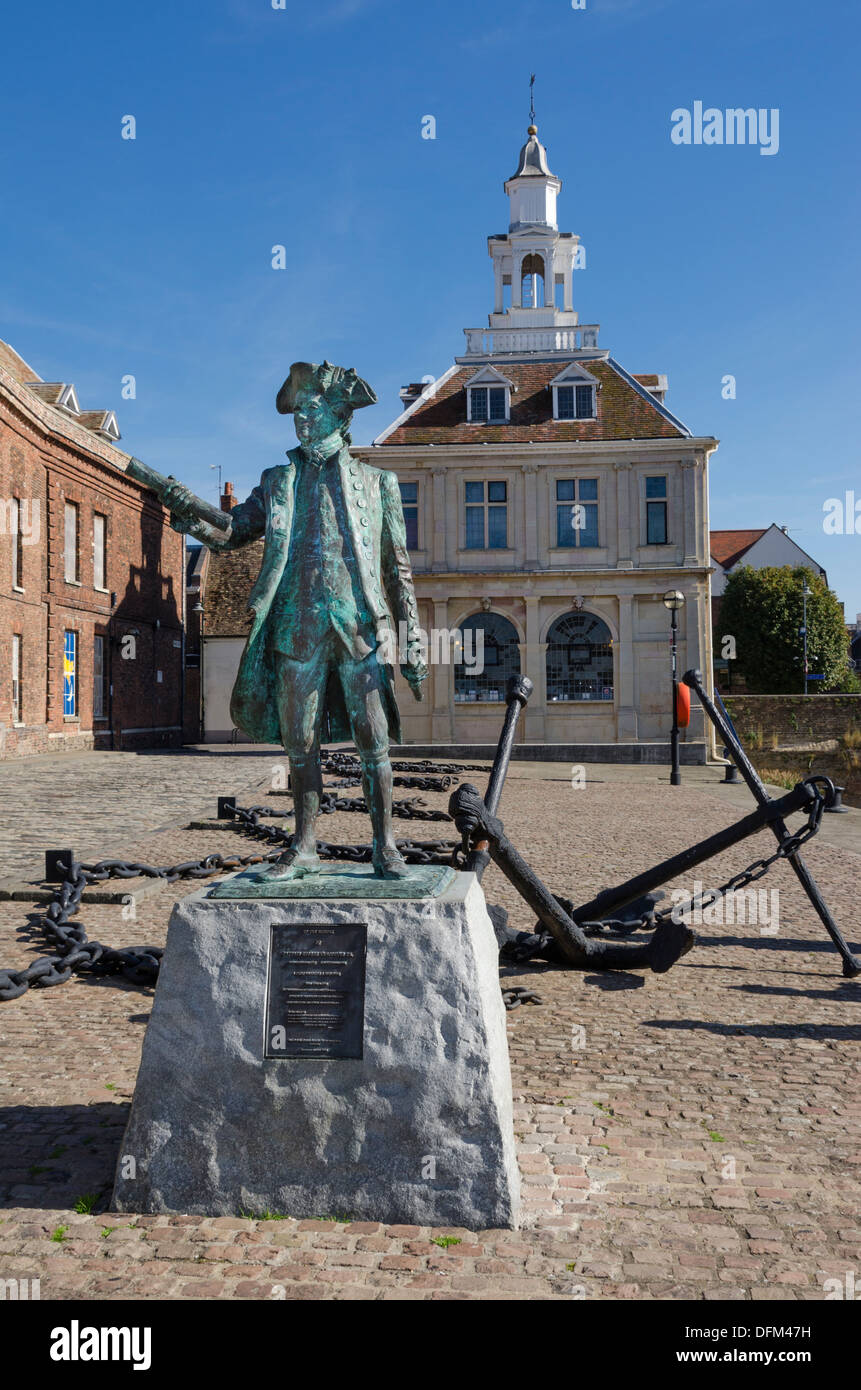 Statue von Kapitän George Vancouver vor Customs House Kings Lynn, Norfolk Stockfoto