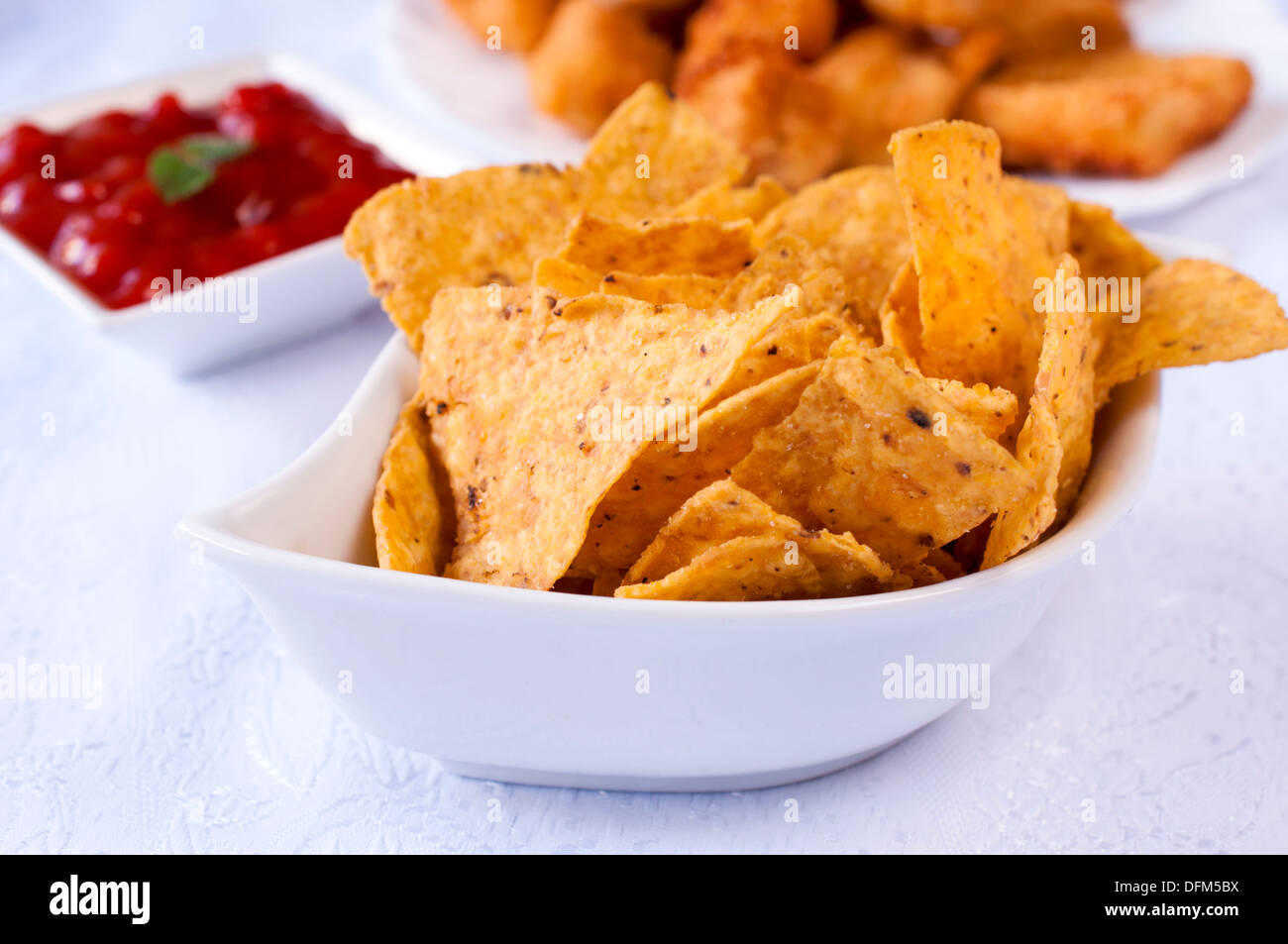 Nahaufnahme einer weißen Schüssel mit Nachos serviert als Vorspeise Stockfoto