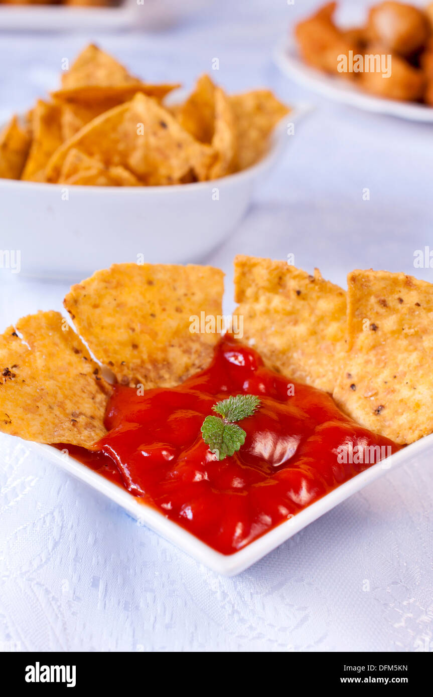 Nachos mit Ketchup in Schüssel Stockfoto
