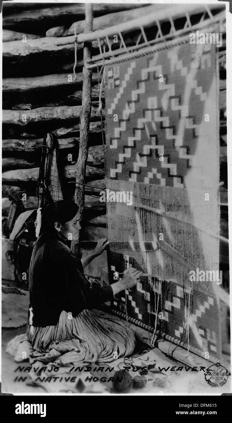 Ein indischer Teppichweber von Navajo bei der Southern Navajo Agency im Jahr 1933 zeigte die Arbeit an einem teilweise fertiggestellten Teppich an einem Webstuhl. Dieses Handwerk ist ein wichtiger Teil des kulturellen Erbes von Navajo. Stockfoto