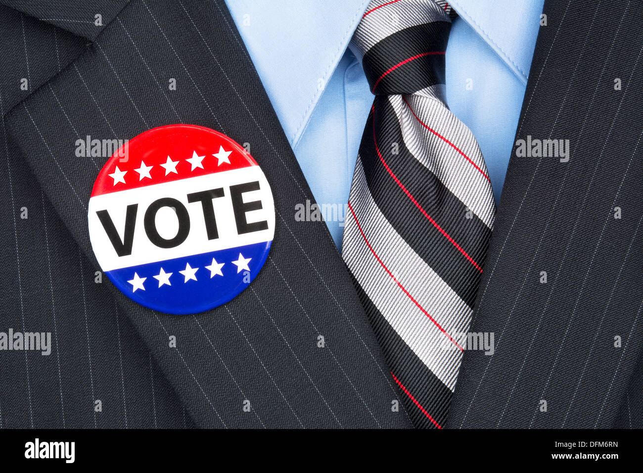 Ein Politiker, Revers Pin abstimmen seine eleganten Business-Anzug zu tragen. Stockfoto