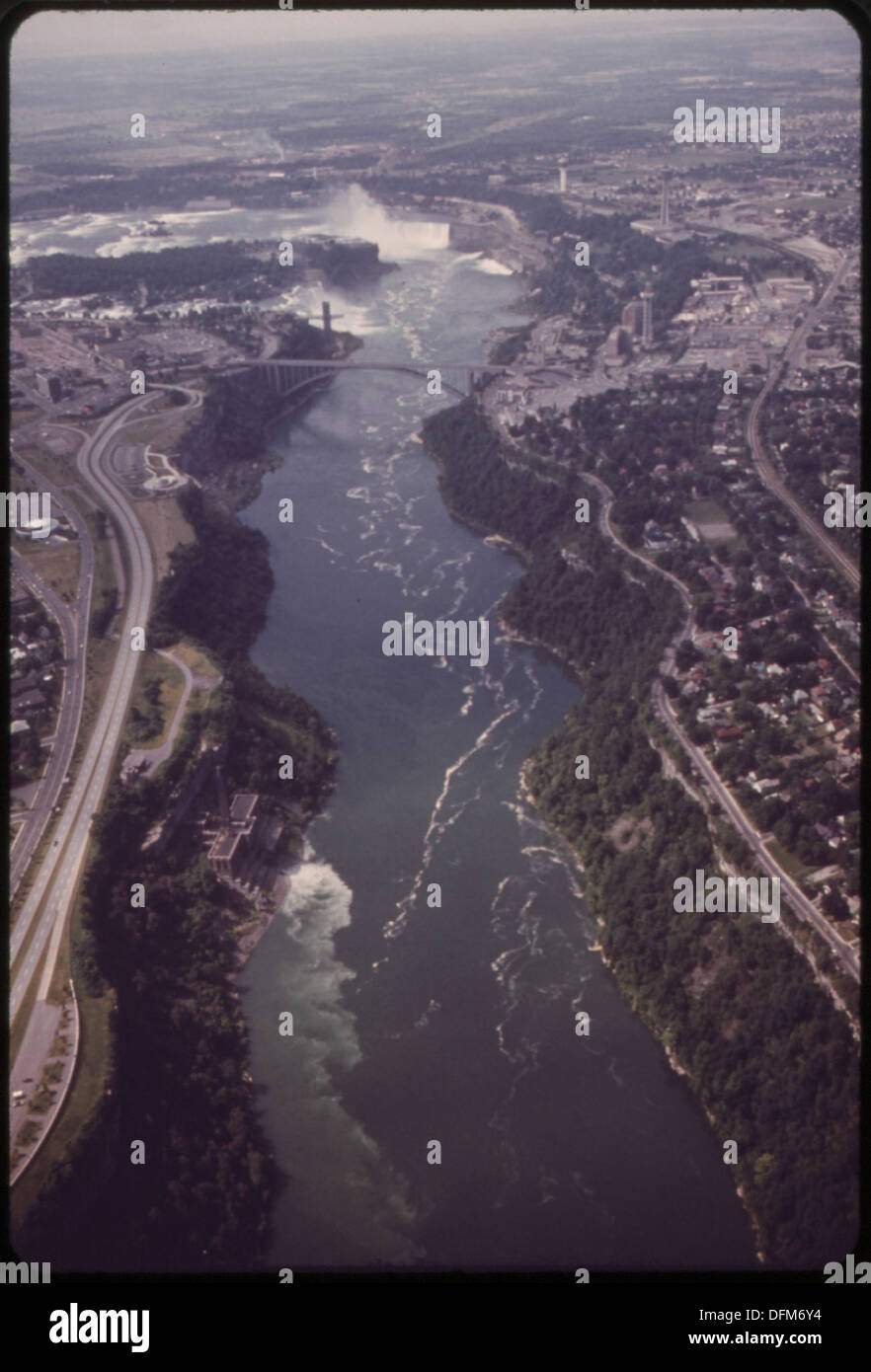 NIAGARA RIVER, BLICK NACH SÜDEN, MIT DEN WASSERFÄLLEN IM HINTERGRUND. VERFÄRBTES WASSER IN DER LINKEN UNTEREN ECKE IST ABWASSER ENTLADUNG... 549496 Stockfoto