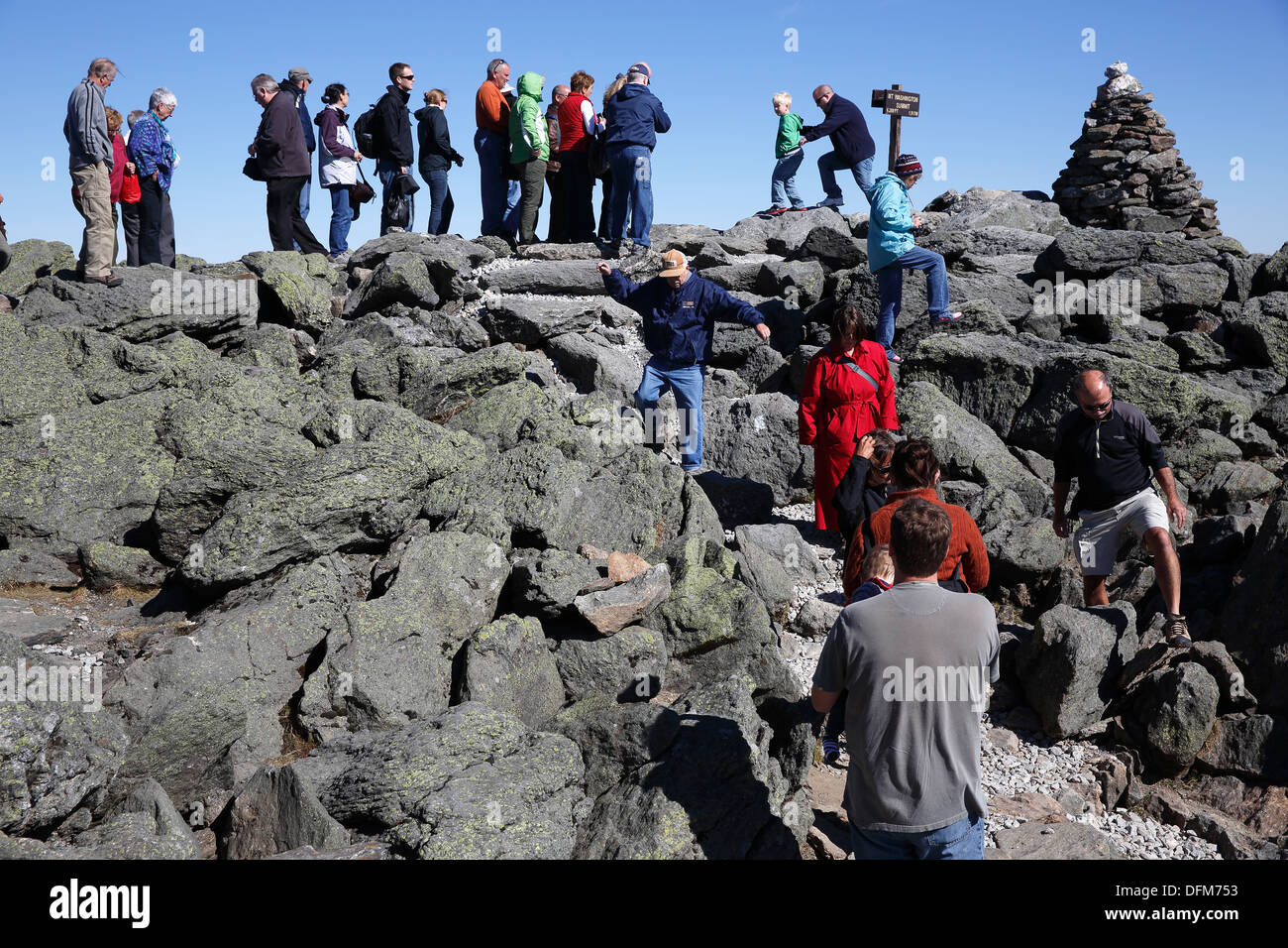Touristen Line-up auf dem Gipfel des Mount Washington, New Hampshire, USA fotografiert werden Stockfoto