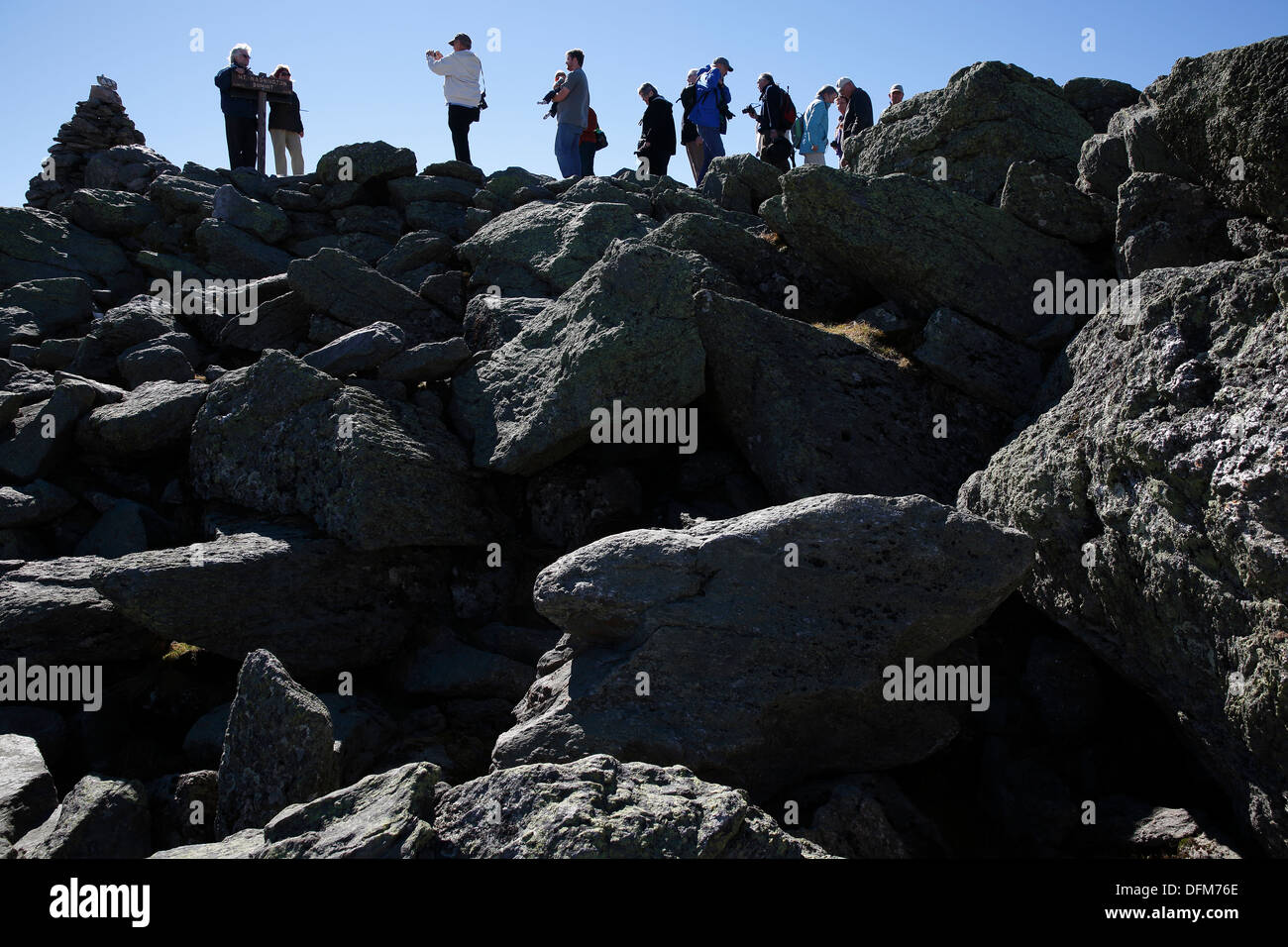 Touristen Line-up auf dem Gipfel des Mount Washington, New Hampshire, USA fotografiert werden Stockfoto