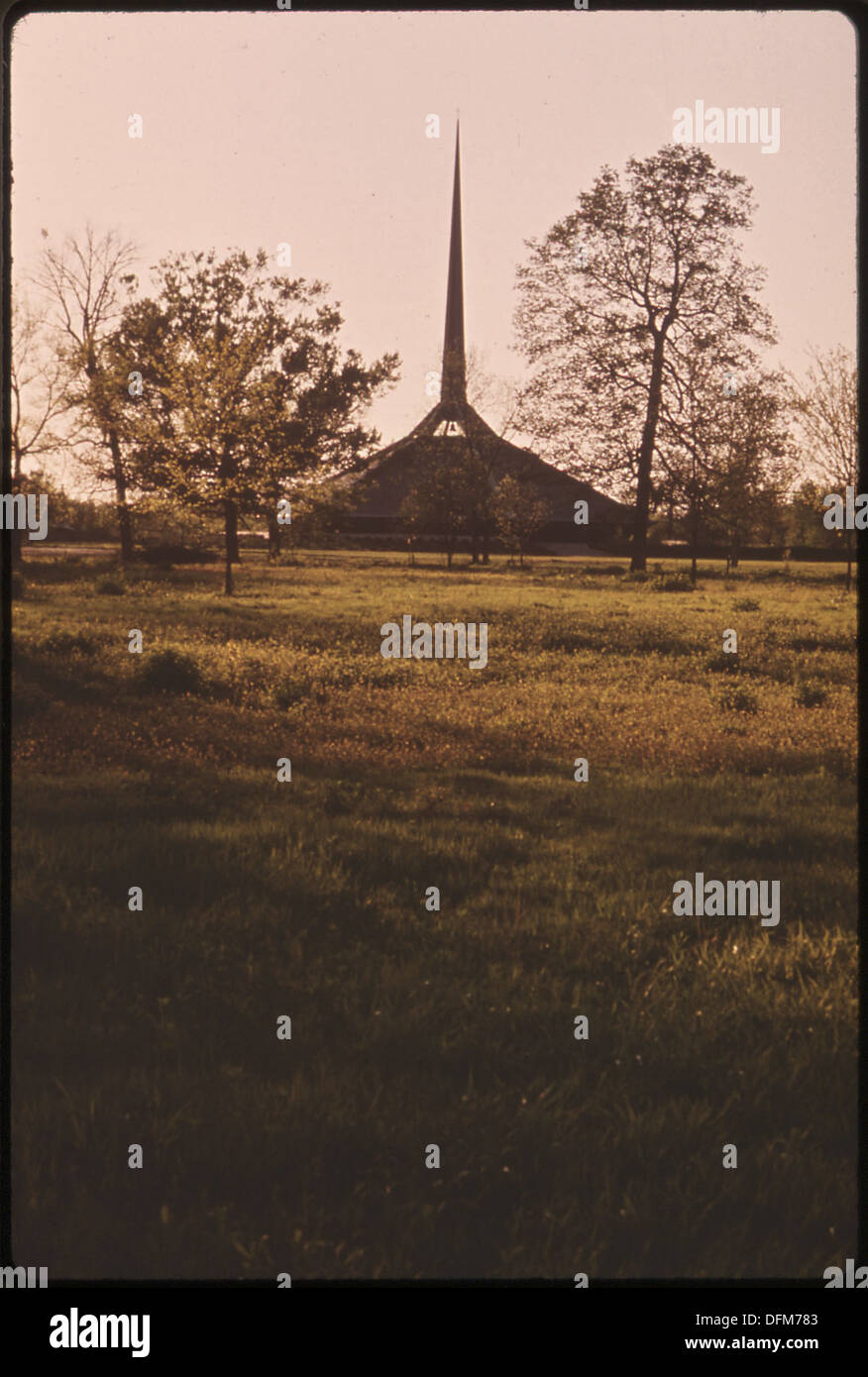 Die North Christian Church in Columbus, Indiana, ist bekannt für ihre einzigartige Architektur, die von Eero Saarinen entworfen wurde und die modernistische religiöse Gestaltung repräsentiert. Stockfoto