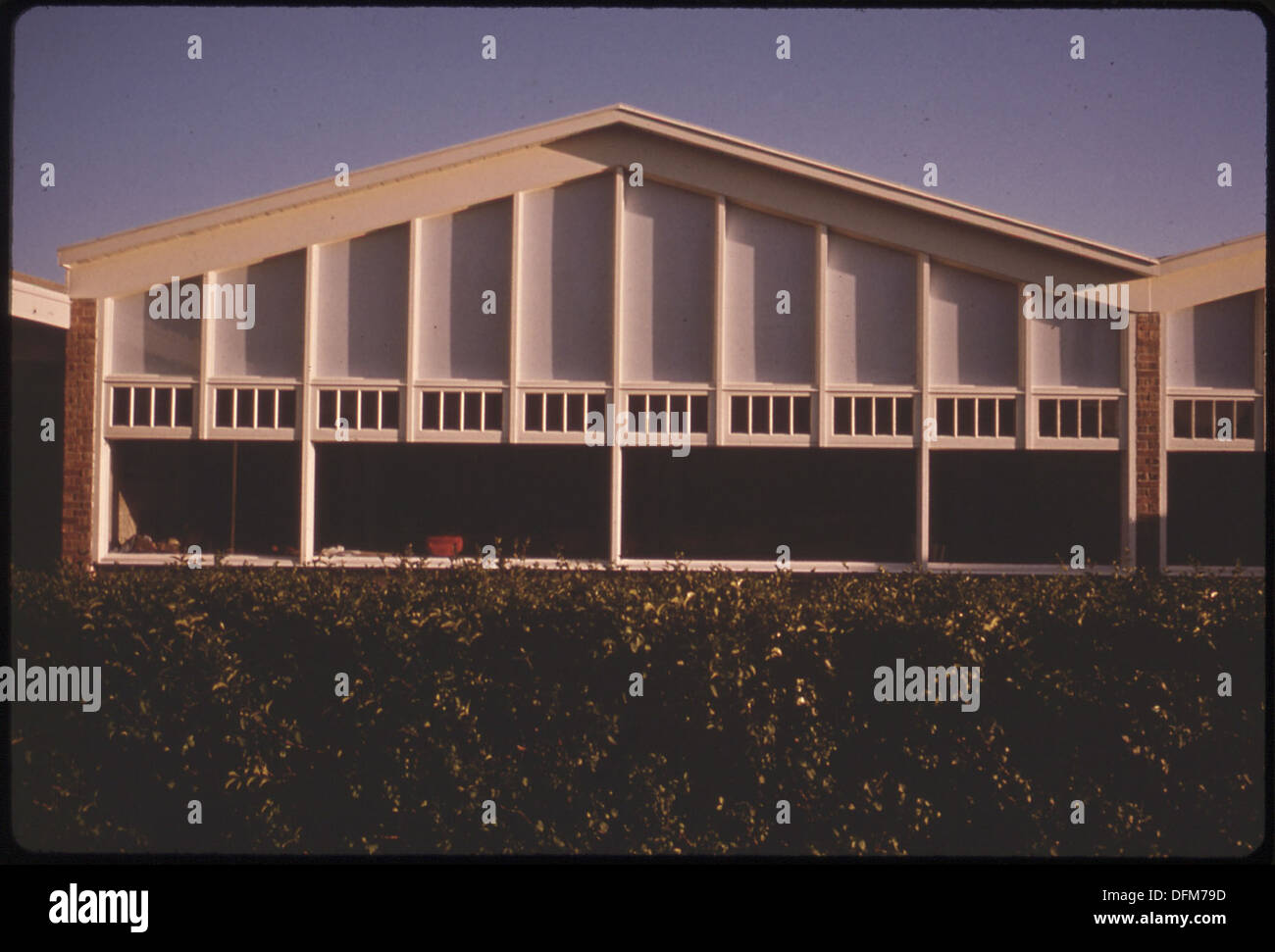 Die North Christian Church in Columbus, Indiana, ist ein architektonisches Wahrzeichen der Moderne, das von Eero Saarinen entworfen wurde. Die Kirche ist bekannt für ihr innovatives Design und die einzigartige Nutzung von Raum und Licht. Stockfoto