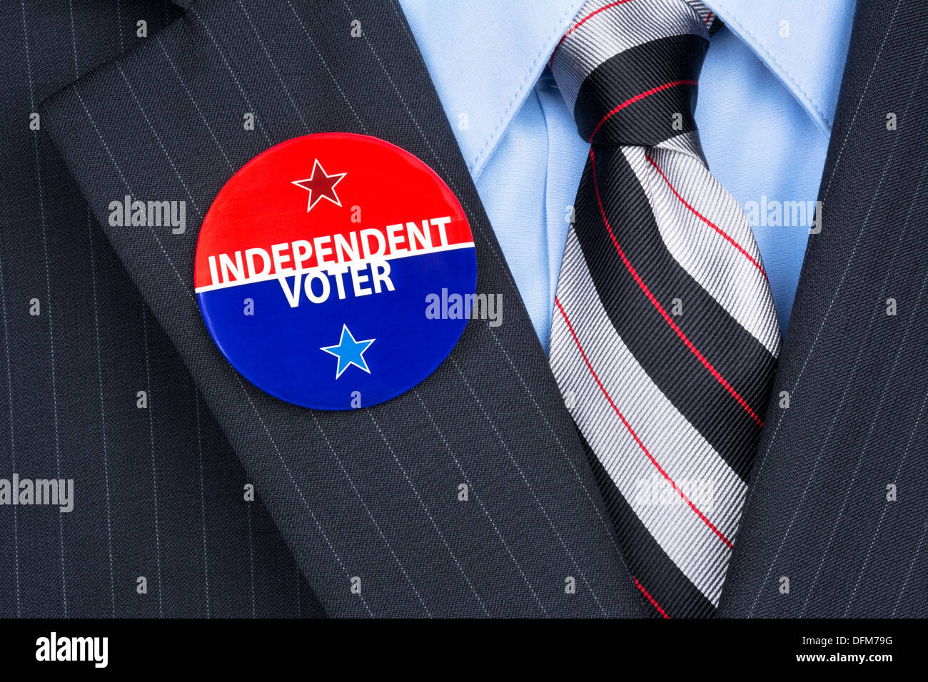 Ein unabhängiger Wähler trägt seine Partei-Pin am Revers Anzug Stockfoto