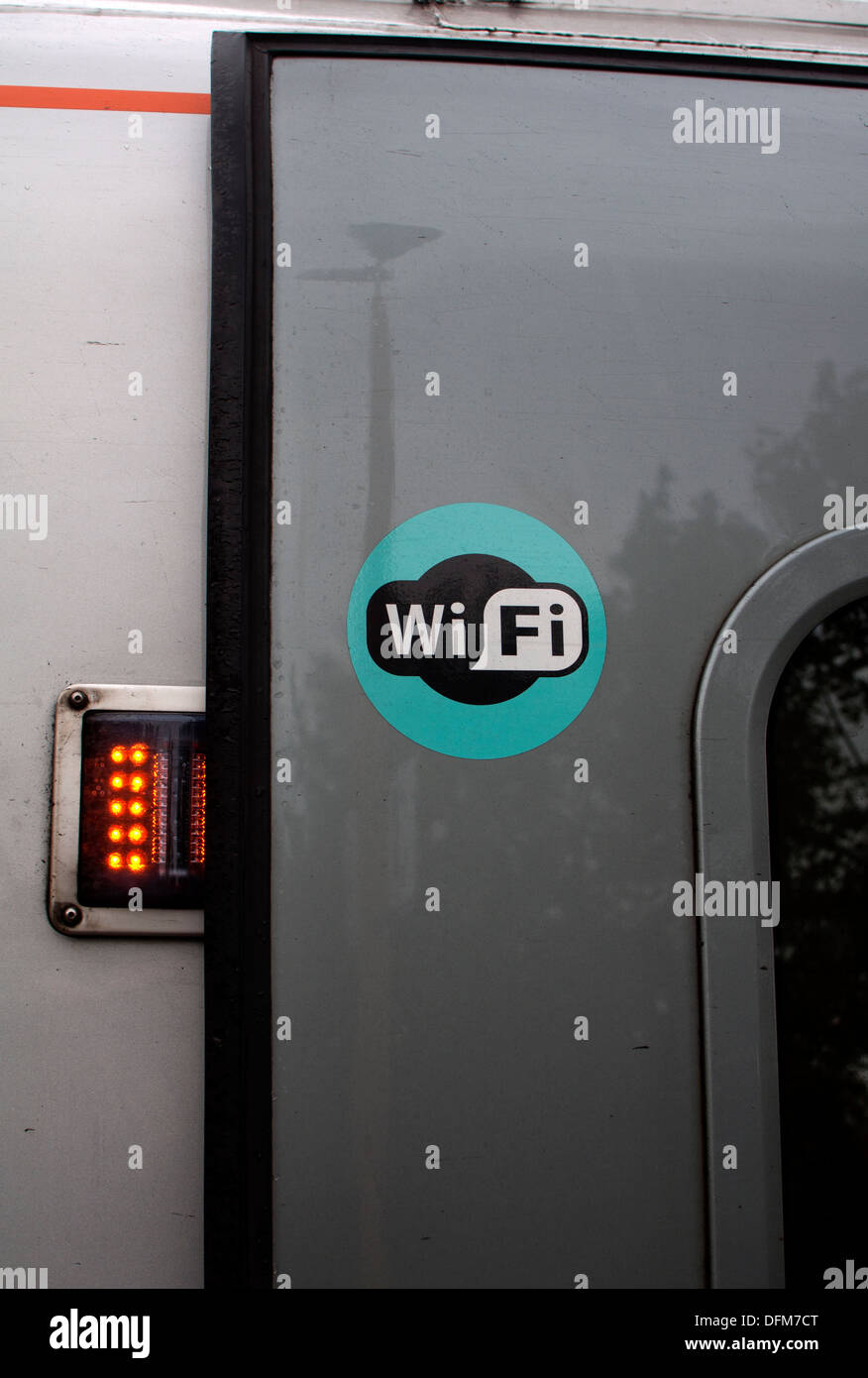 WiFi-Zeichen auf dem Zug Wagen außen Stockfoto