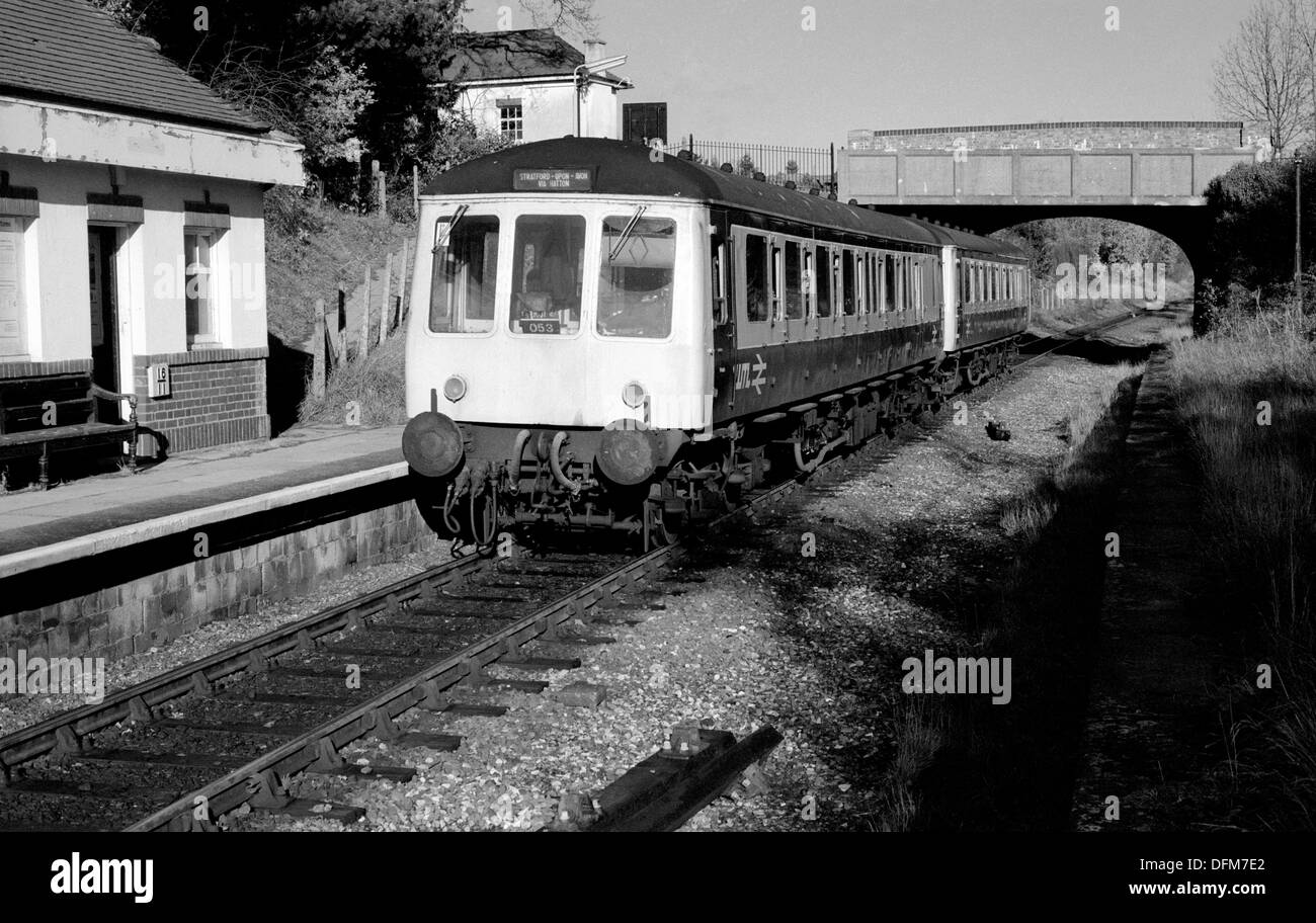 Diesel-Zug an der Claverdon Station, Warwickshire, UK 1986 Stockfoto