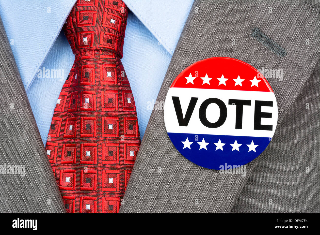 Ein Wähler trägt eine Abstimmung-Pin am Revers Anzug während Wahlsaison Stockfoto