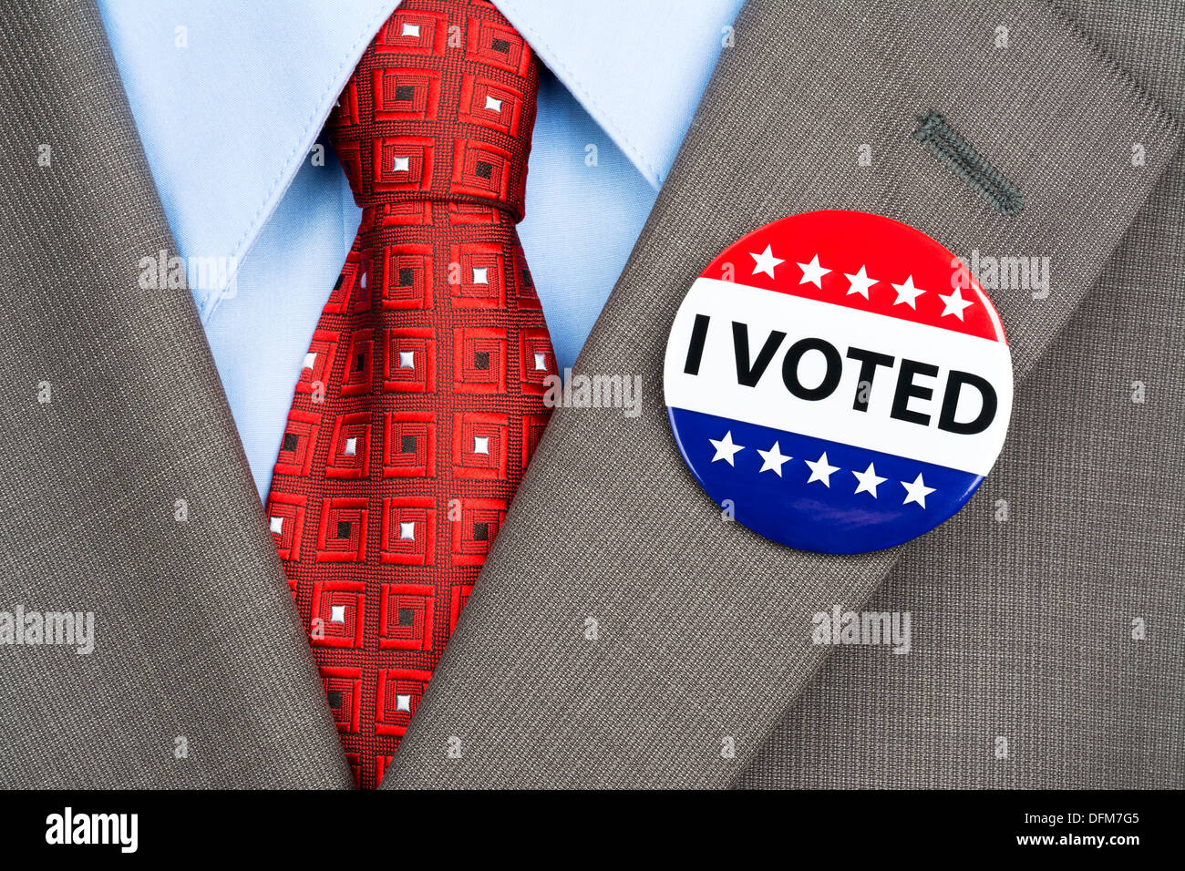 Ein Geschäftsmann in einem Tan Anzug tragen seine Abstimmung-Pin am Revers Jacke Stockfoto