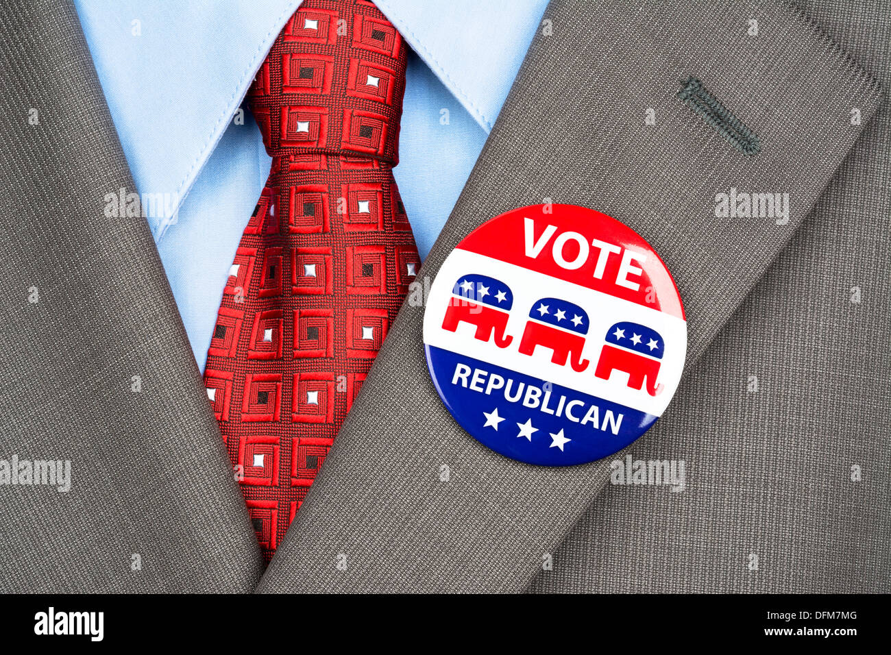 Nahaufnahme eines republikanischen Stimmen Abzeichen am Revers Anzug Jacke eine amerikanische Wähler. Stockfoto