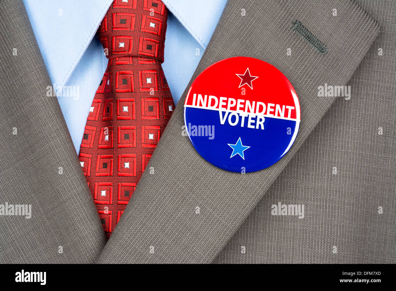 Nahaufnahme einer unabhängigen Abstimmung Abzeichen am Revers Anzug Jacke eine amerikanische Wähler. Stockfoto